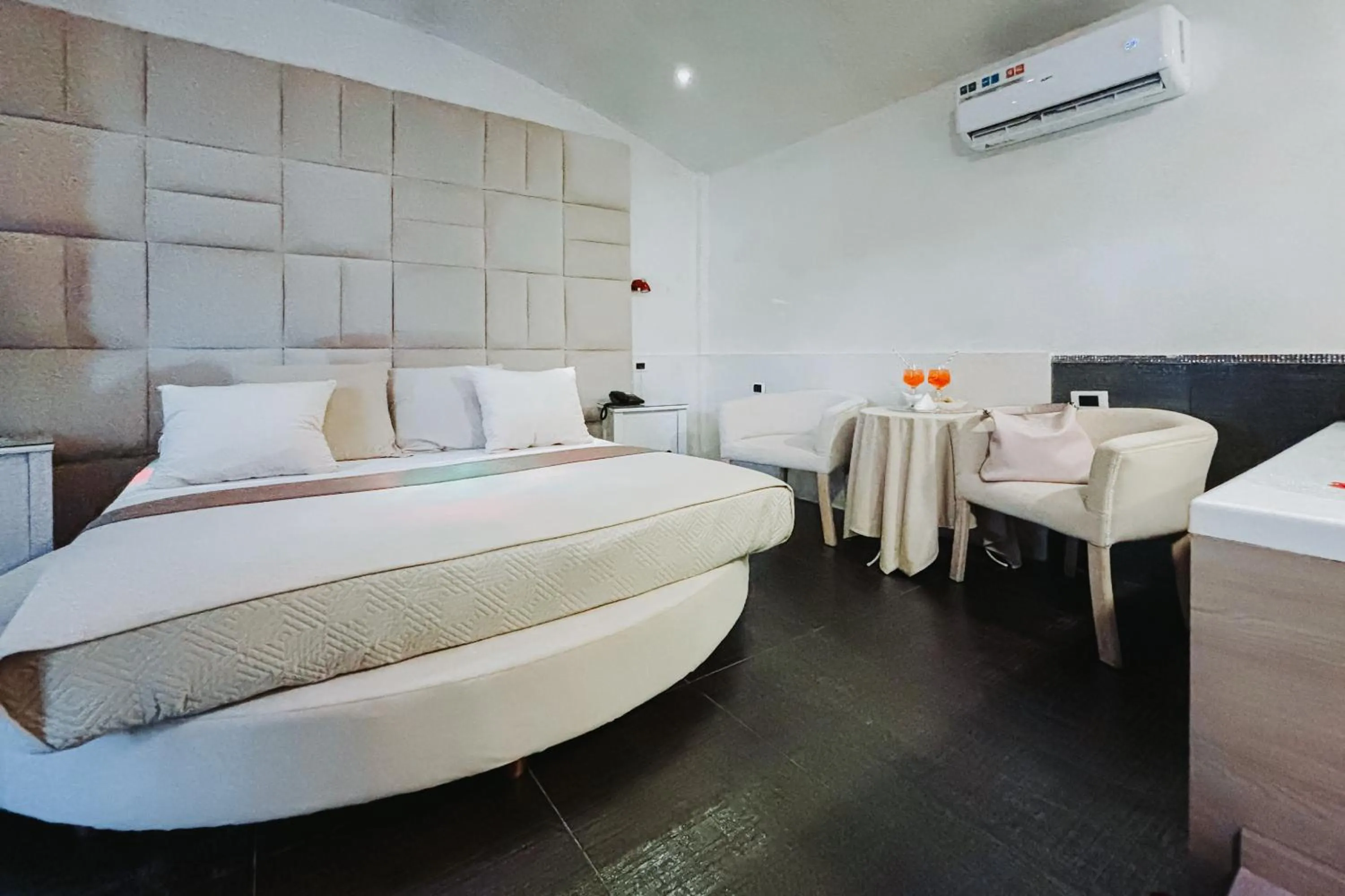 Bedroom, Bed in Bee Queen Hotel