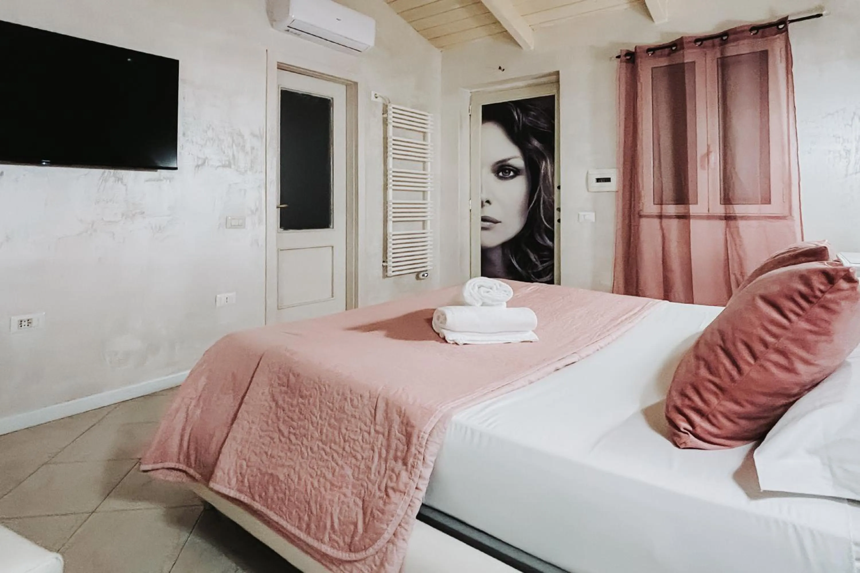 Bedroom, Bed in Bee Queen Hotel