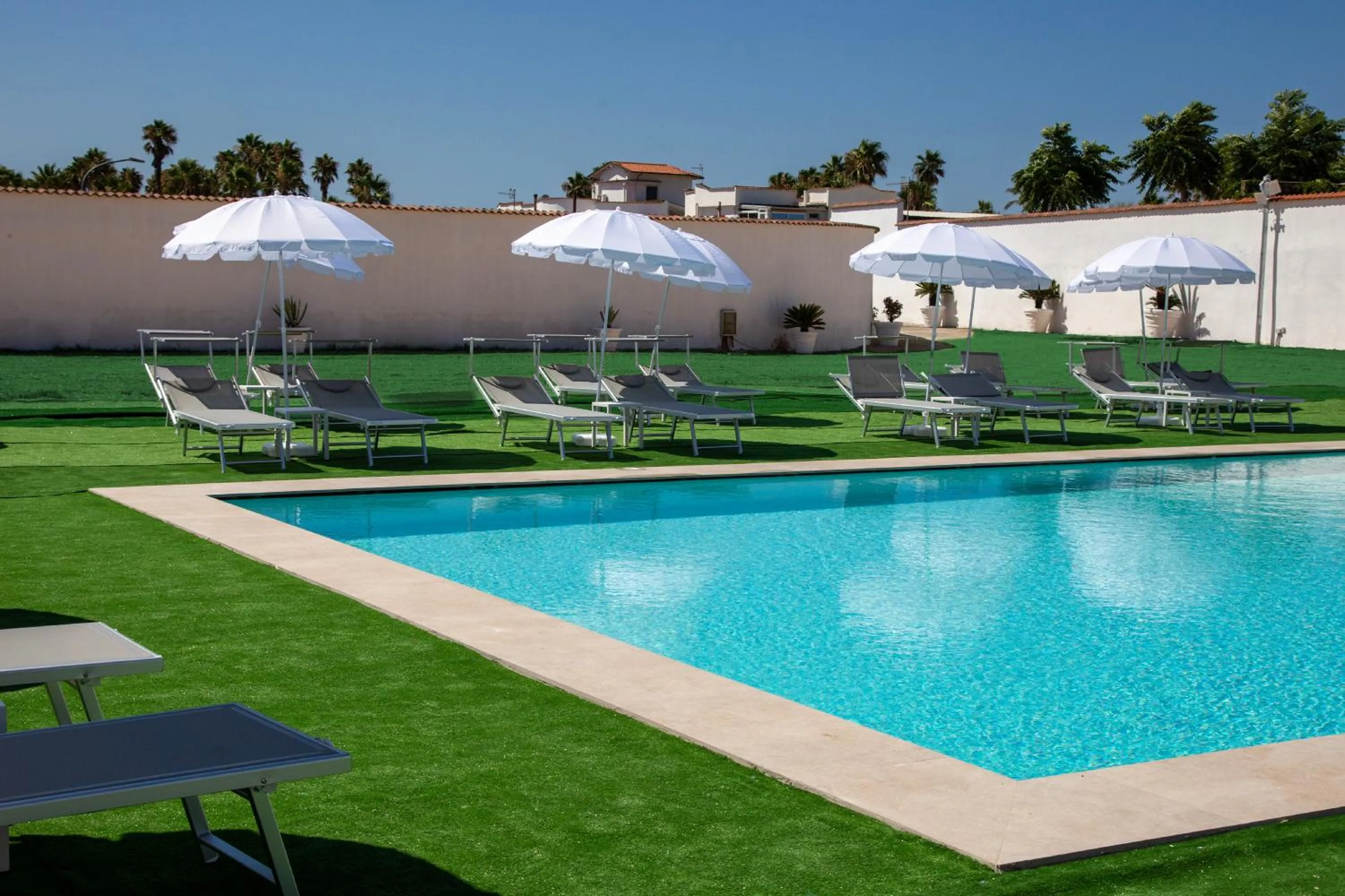 Swimming pool in Bee Queen Hotel