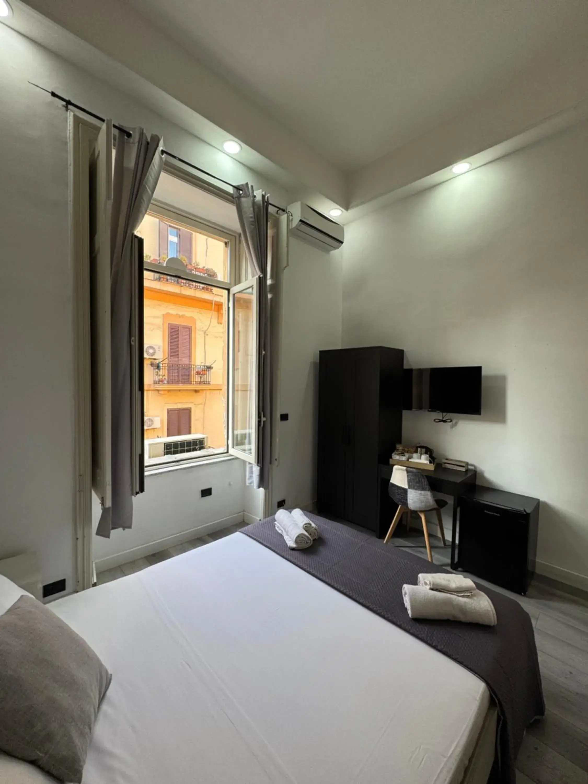 Double Room with Private Bathroom - single occupancy in B&B San Ferdinando Napoli Double Room with Private Bathroom - single occupancy in B&B San Ferdinando Napoli
