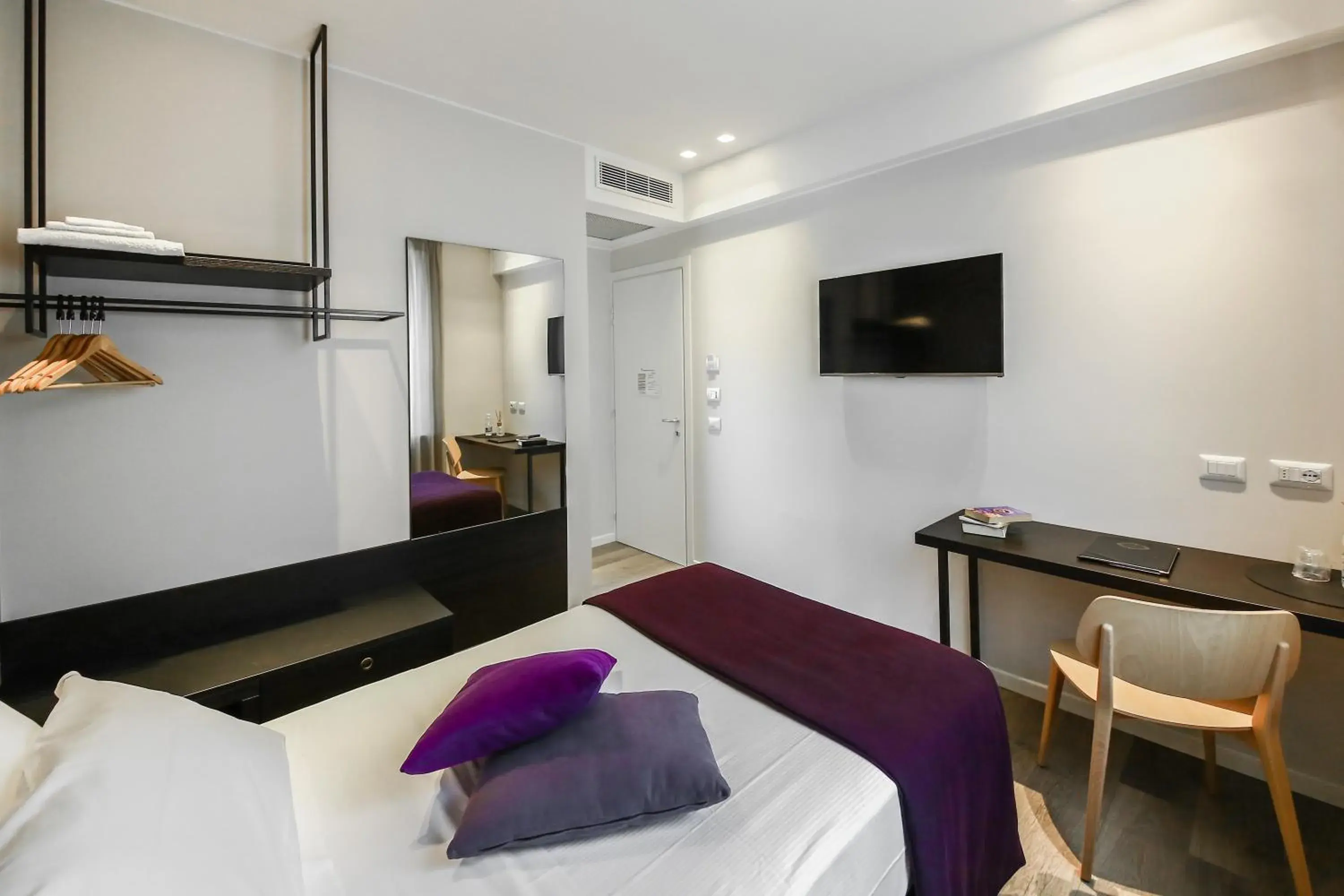 Single Room in La Bella Modena Single Room in La Bella Modena