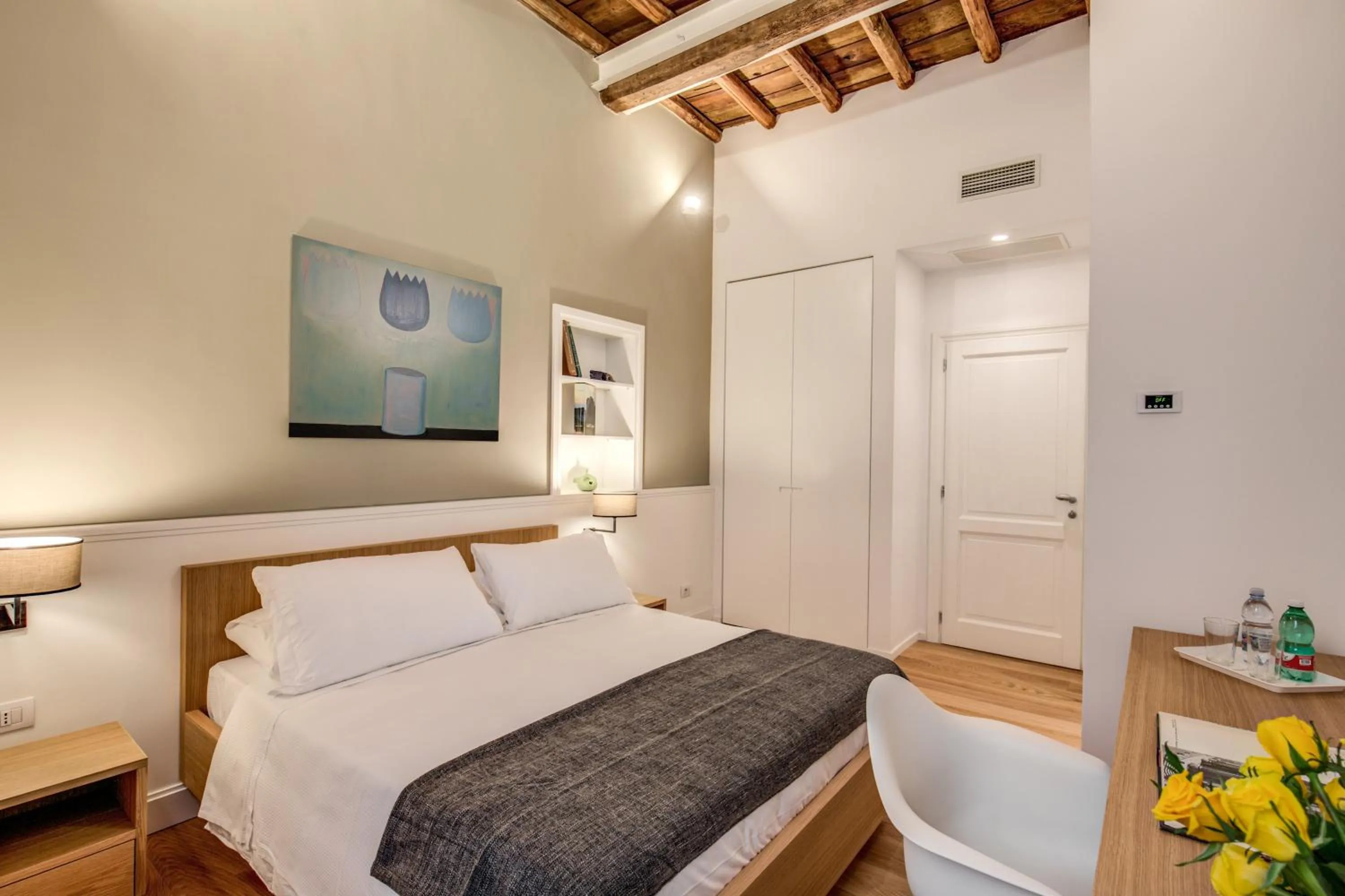 Photo of the whole room, Bed in Dopodomani Suite