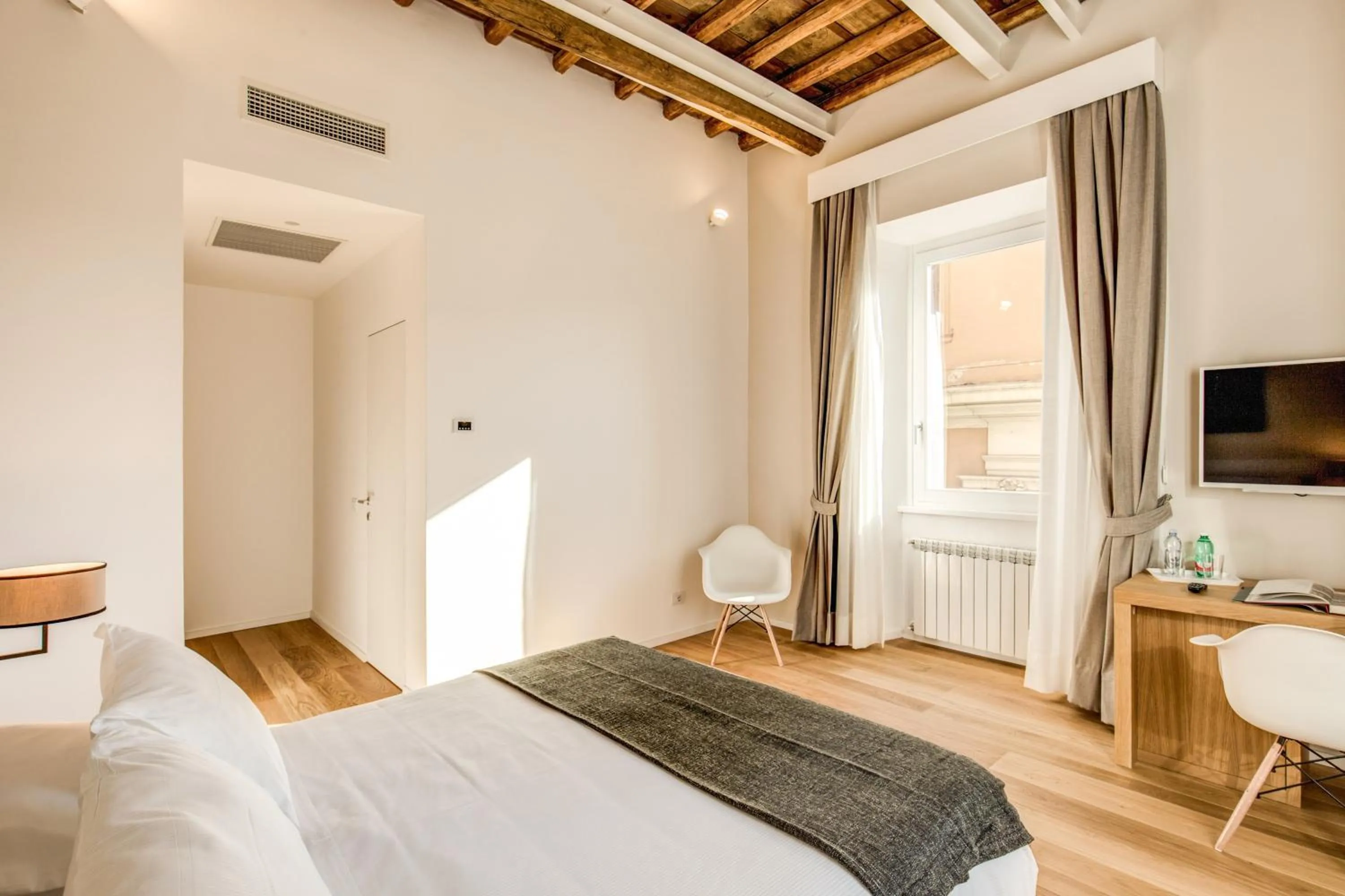 Photo of the whole room, Bed in Dopodomani Suite