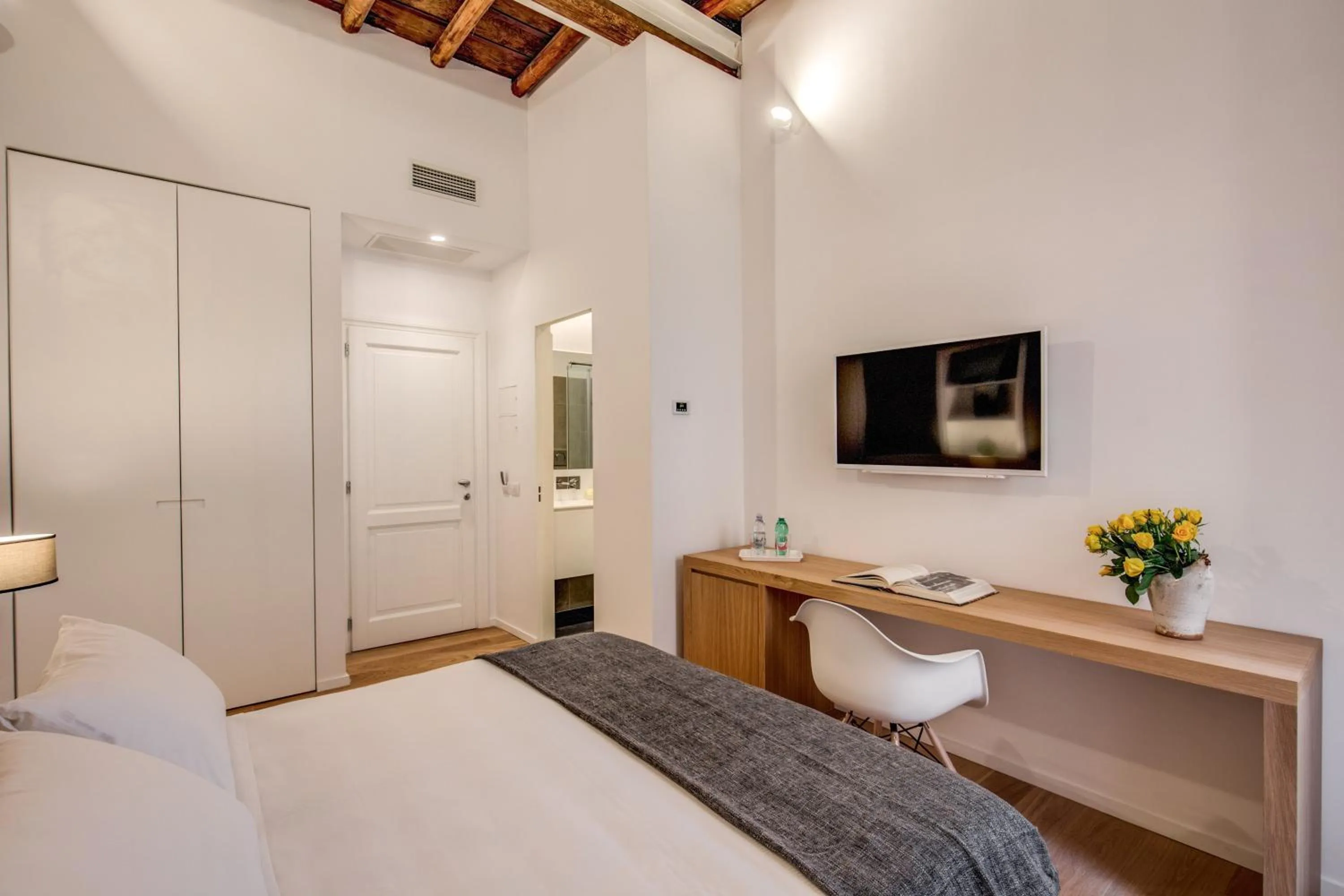 Photo of the whole room, Bed in Dopodomani Suite