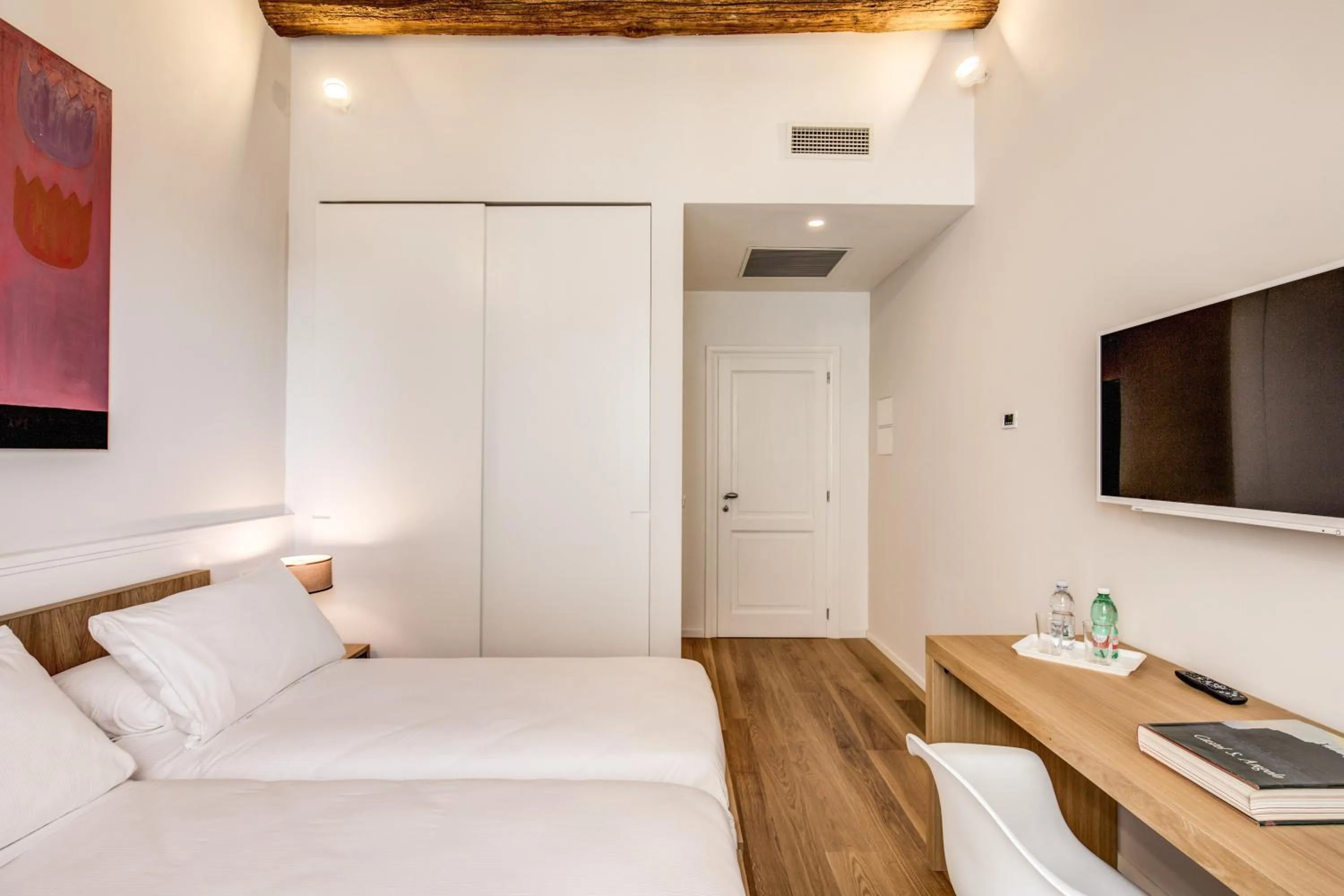 Photo of the whole room, Bed in Dopodomani Suite