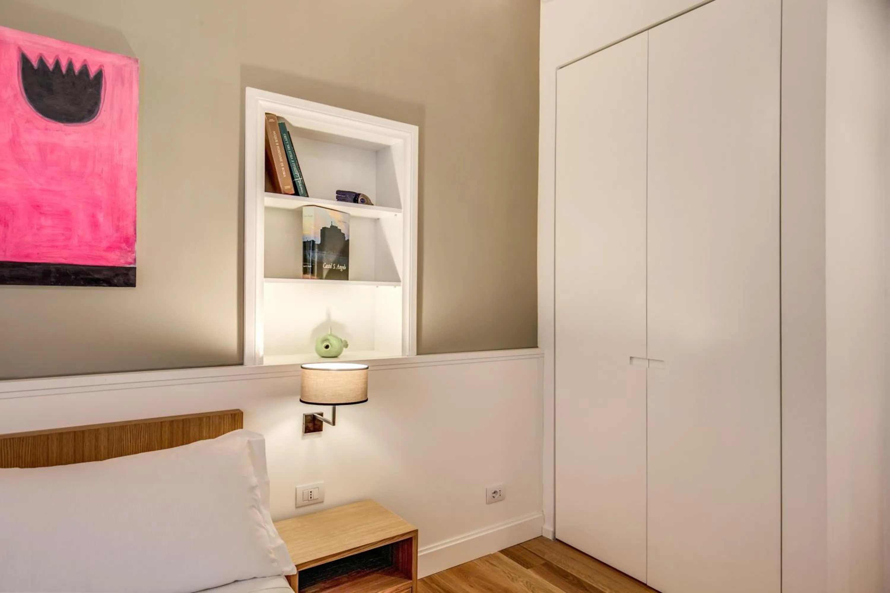 Photo of the whole room, Bed in Dopodomani Suite