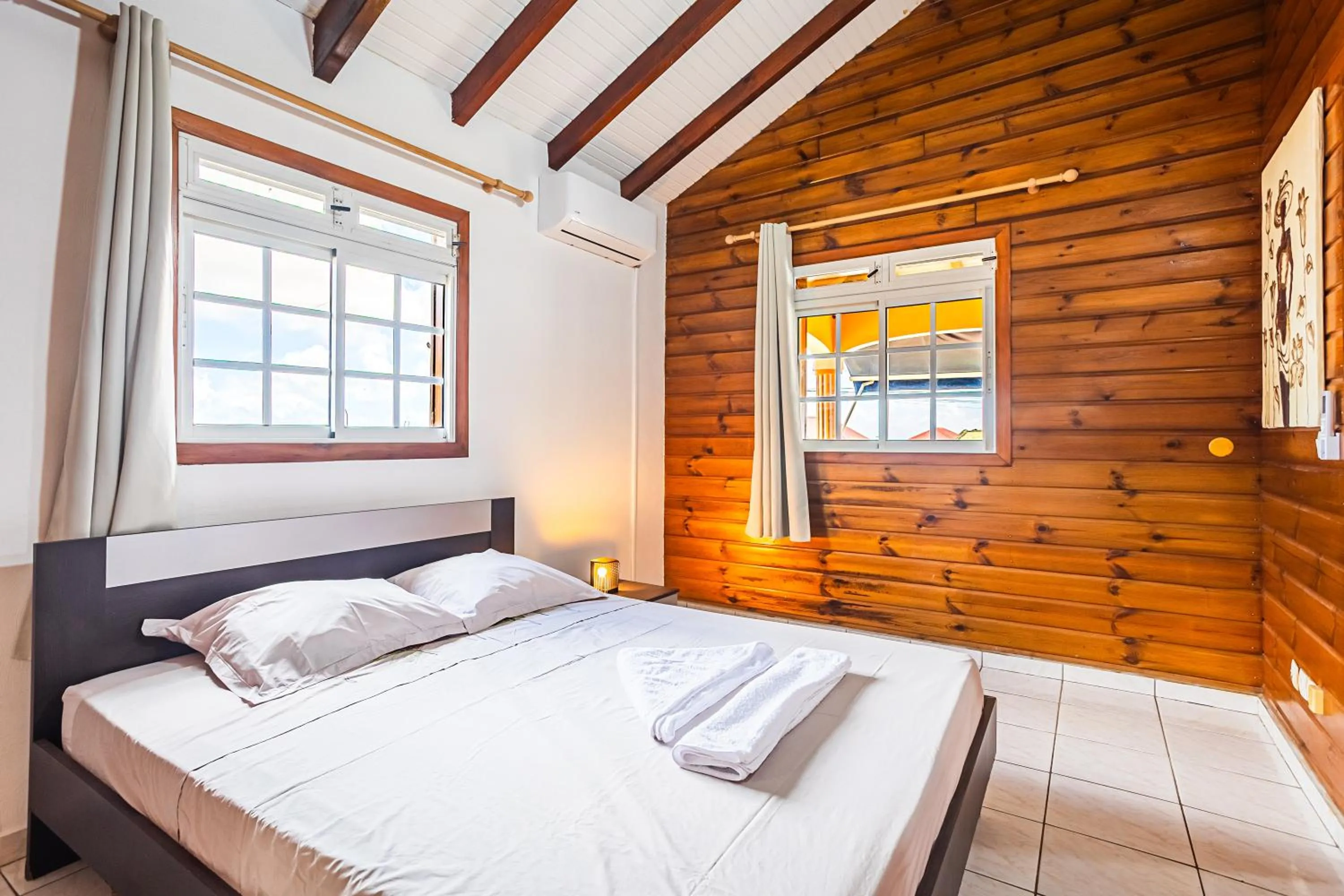 Bed in Villa Sofaia à sainte-rose, 9 pers, 3 chambres, vue mer et montagne, piscine privée