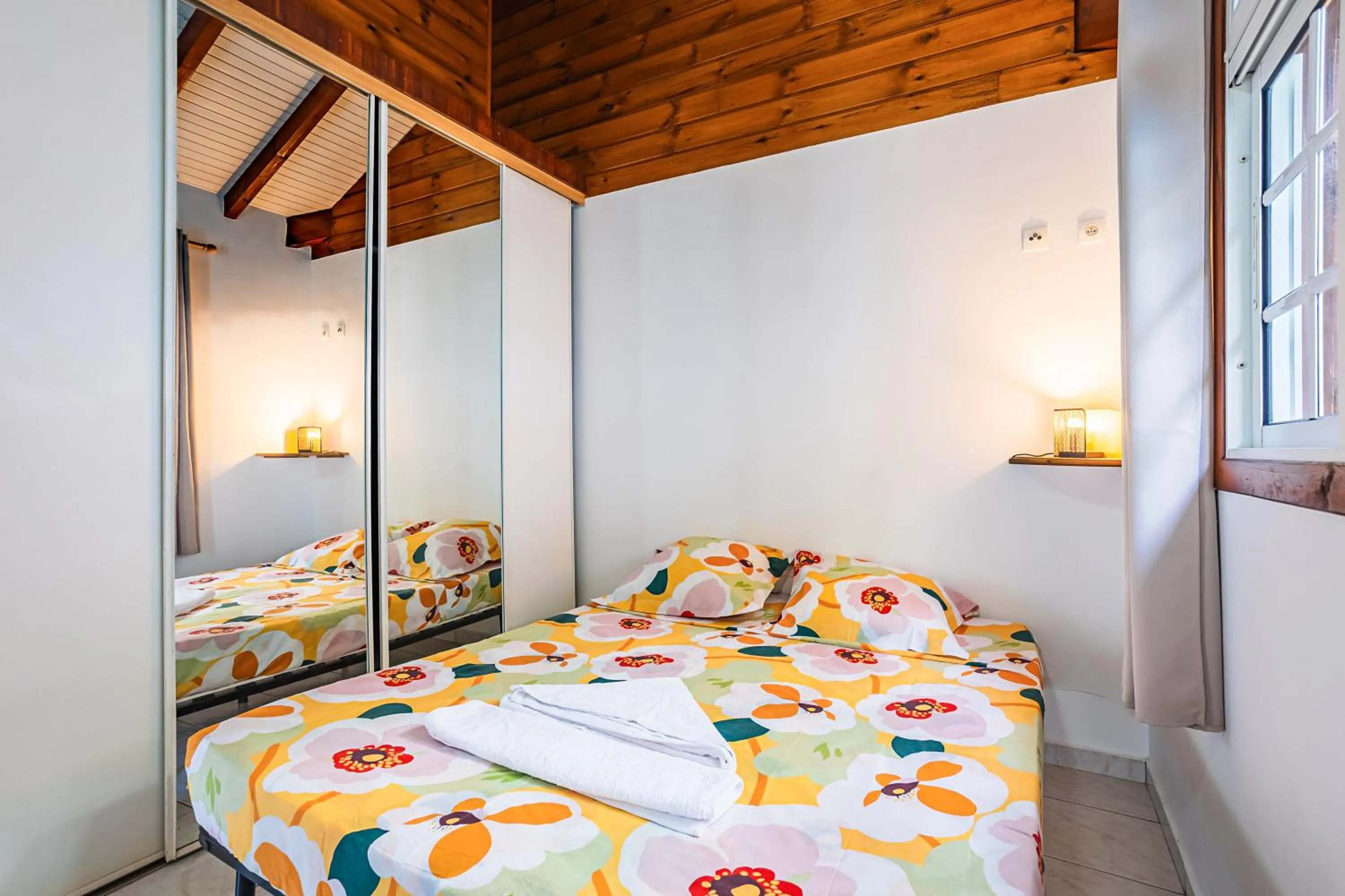 Bed in Villa Sofaia à sainte-rose, 9 pers, 3 chambres, vue mer et montagne, piscine privée