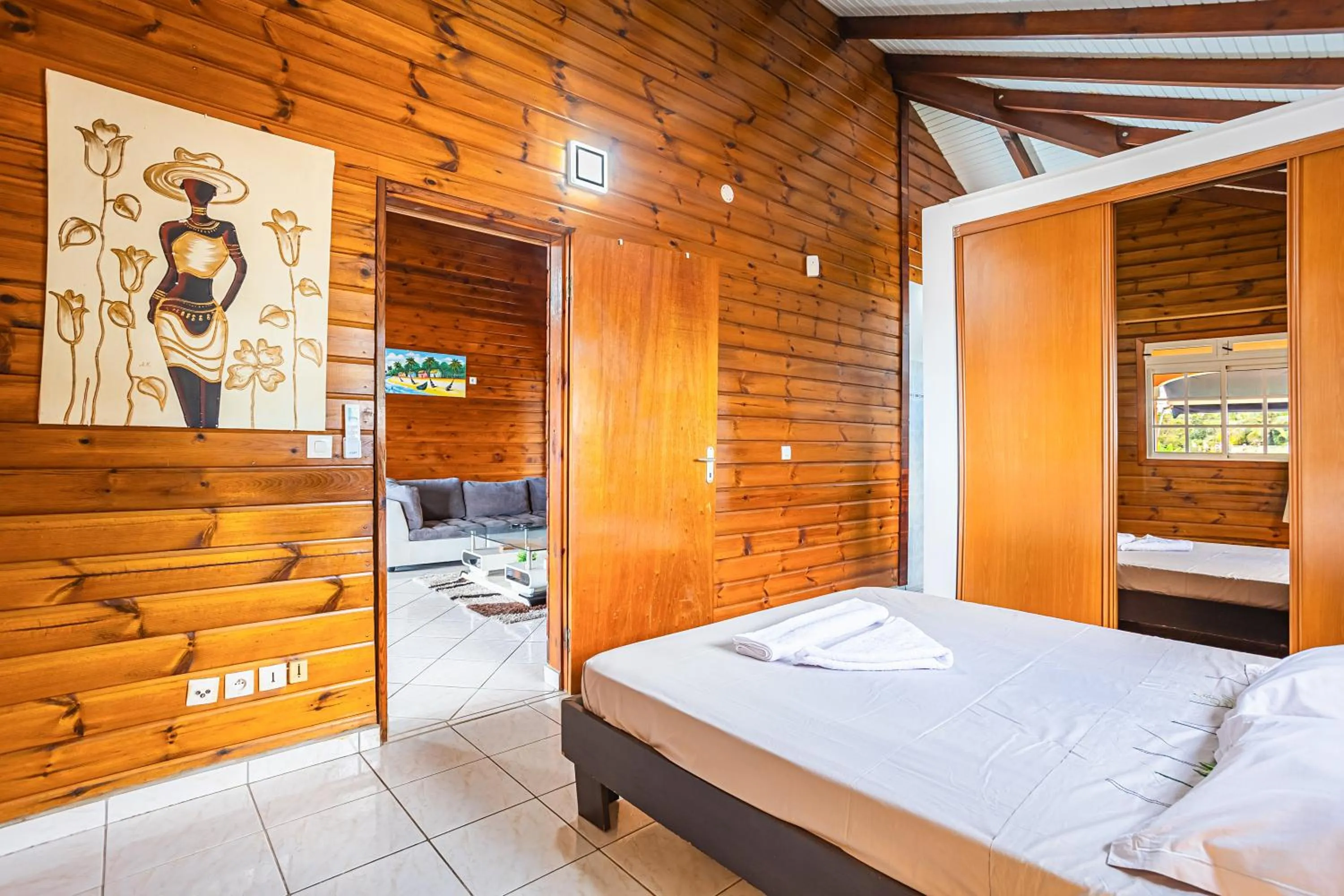 Bed in Villa Sofaia à sainte-rose, 9 pers, 3 chambres, vue mer et montagne, piscine privée
