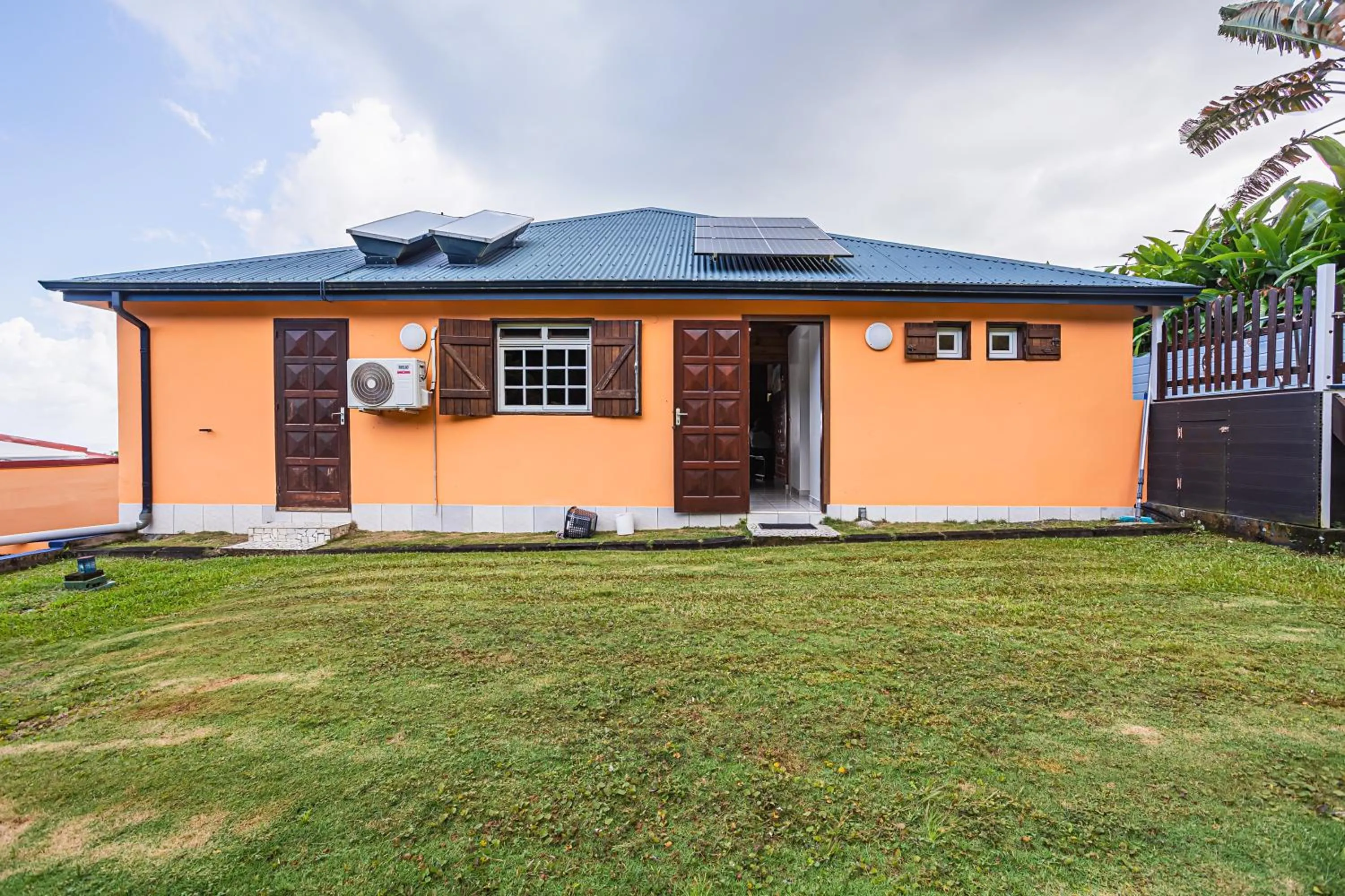 Property building in Villa Sofaia à sainte-rose, 9 pers, 3 chambres, vue mer et montagne, piscine privée
