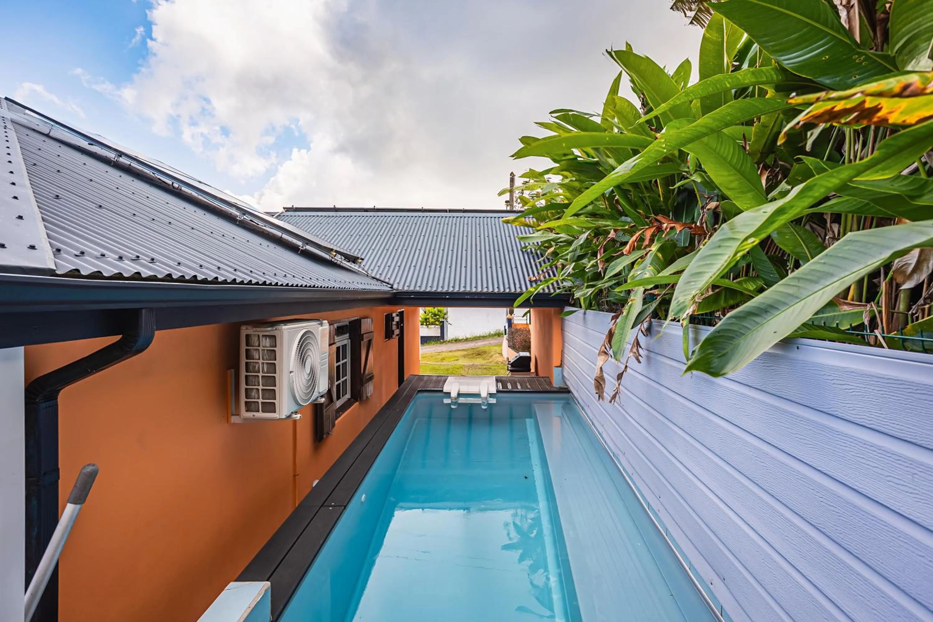 Pool view in Villa Sofaia à sainte-rose, 9 pers, 3 chambres, vue mer et montagne, piscine privée