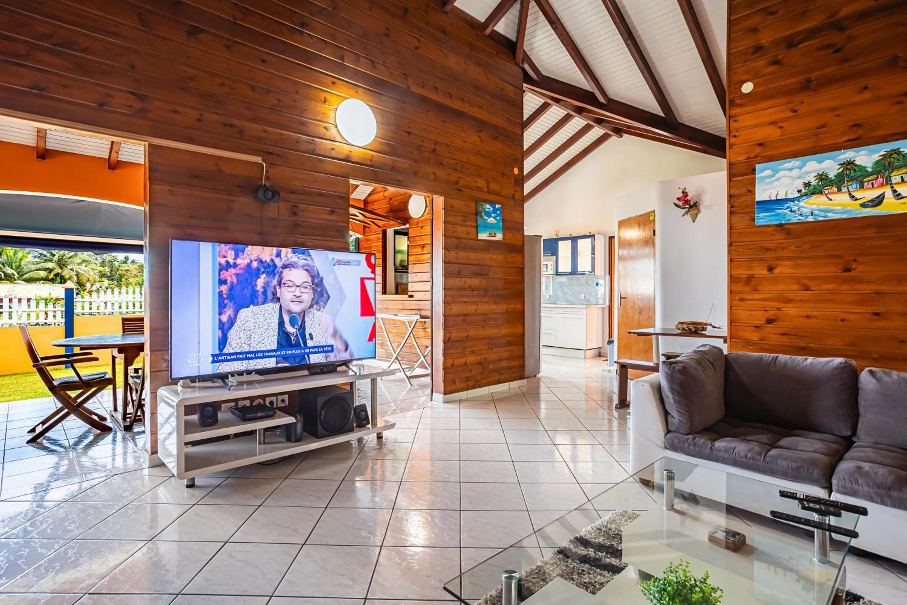 Communal lounge/ TV room in Villa Sofaia à sainte-rose, 9 pers, 3 chambres, vue mer et montagne, piscine privée