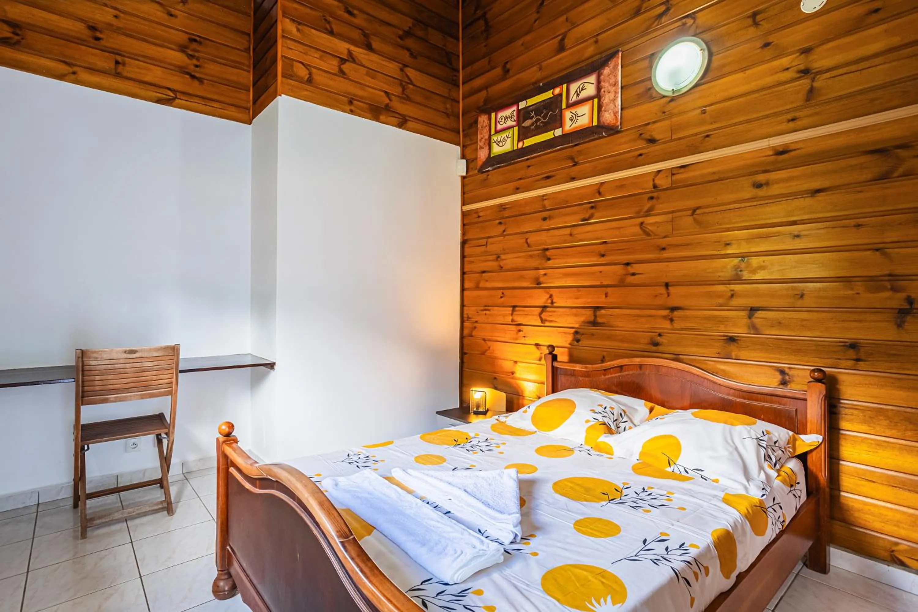 Bed in Villa Sofaia à sainte-rose, 9 pers, 3 chambres, vue mer et montagne, piscine privée