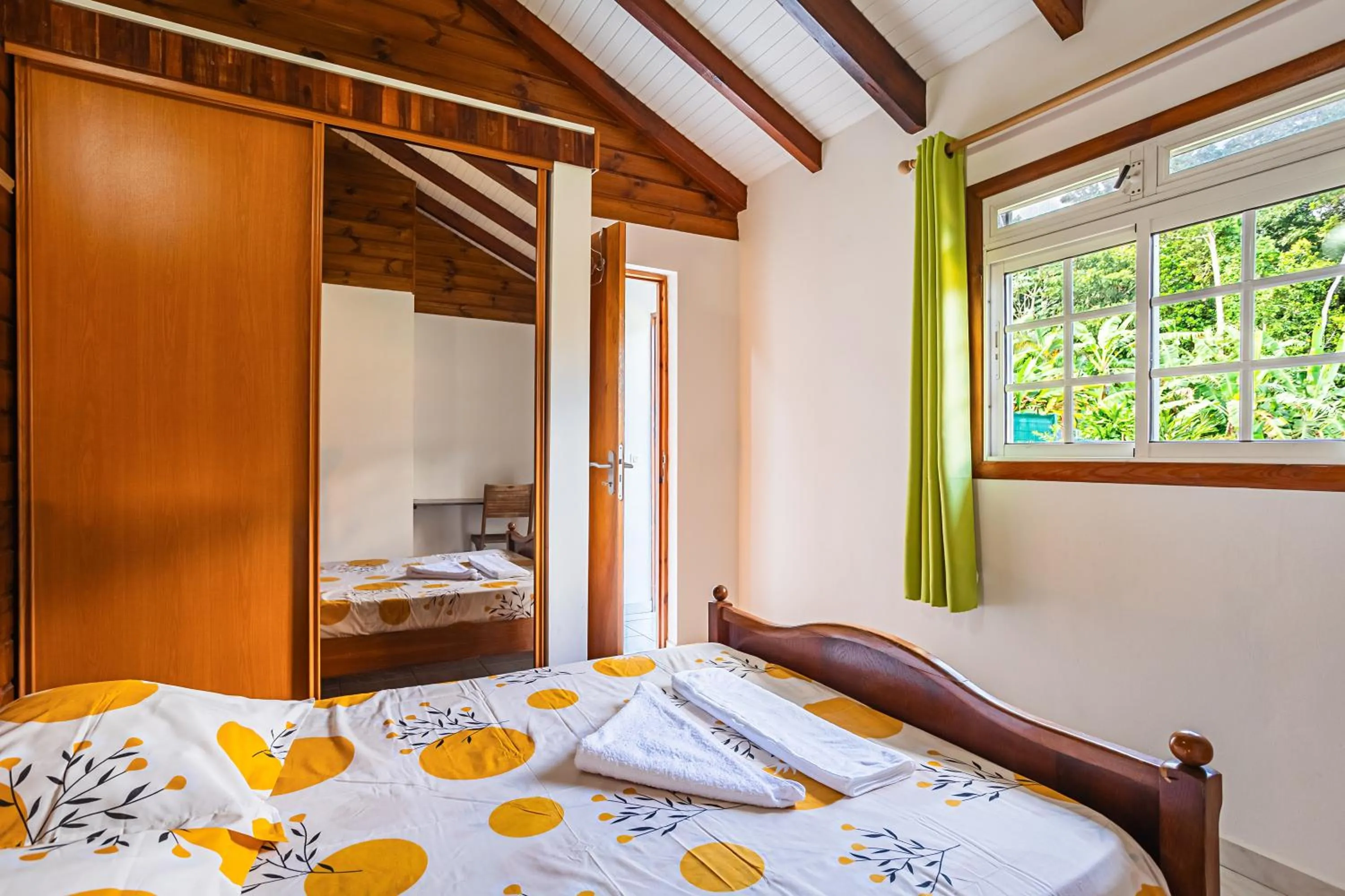 Bed in Villa Sofaia à sainte-rose, 9 pers, 3 chambres, vue mer et montagne, piscine privée