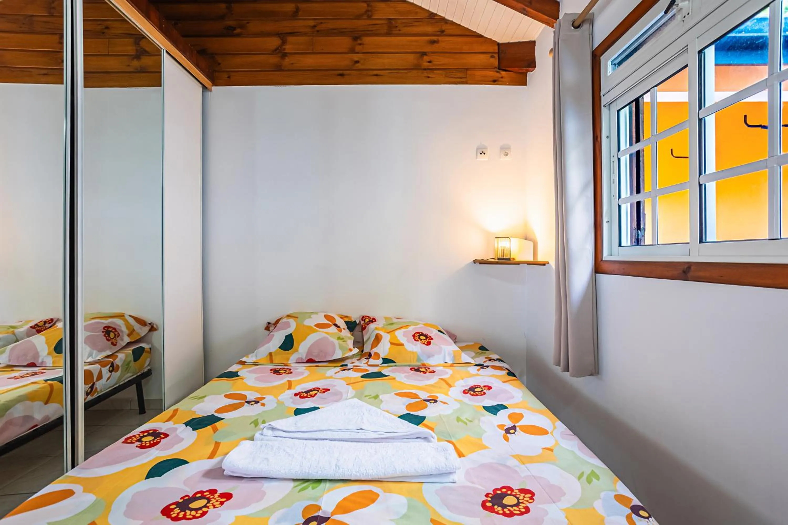 Bed in Villa Sofaia à sainte-rose, 9 pers, 3 chambres, vue mer et montagne, piscine privée