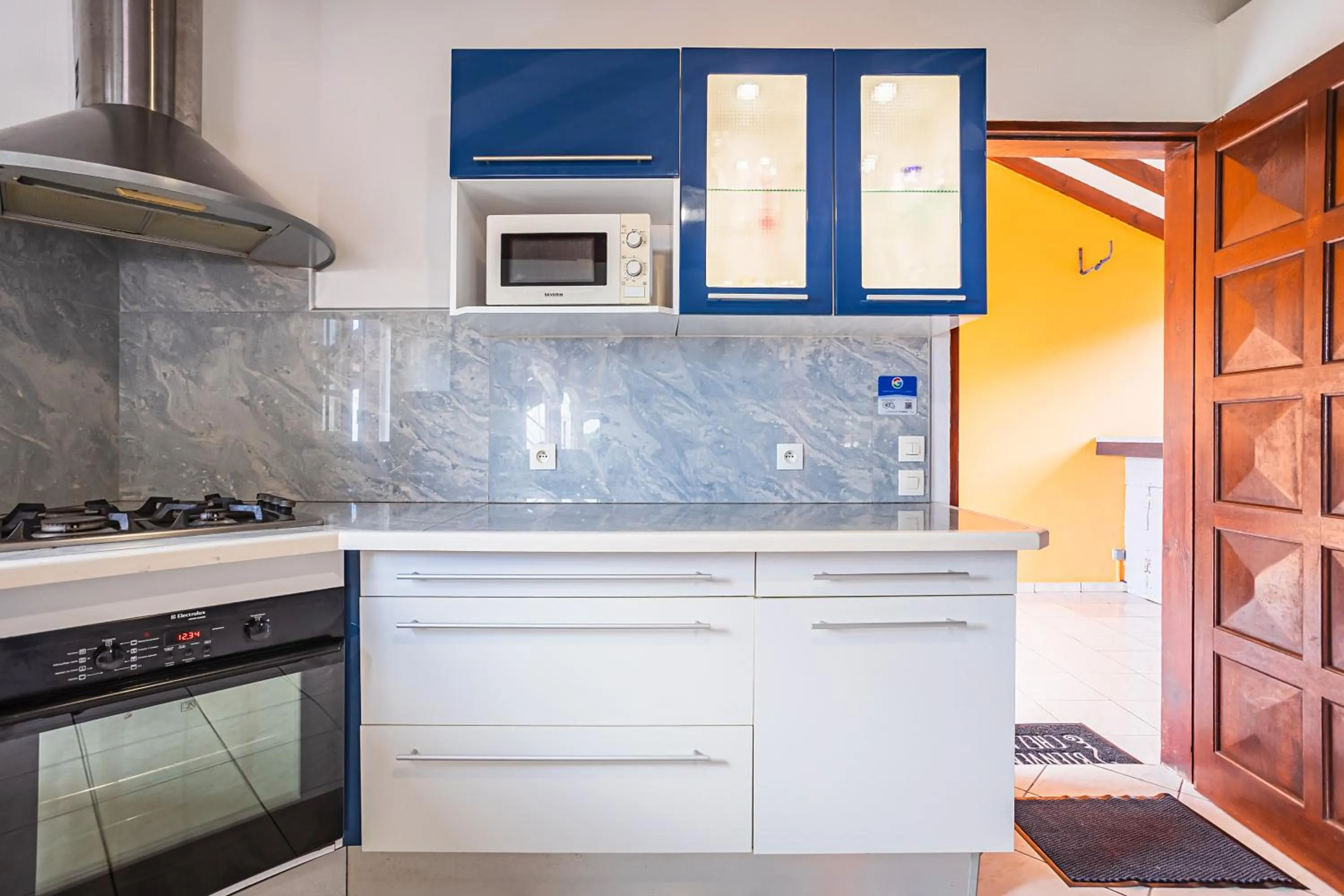 Kitchen or kitchenette in Villa Sofaia à sainte-rose, 9 pers, 3 chambres, vue mer et montagne, piscine privée