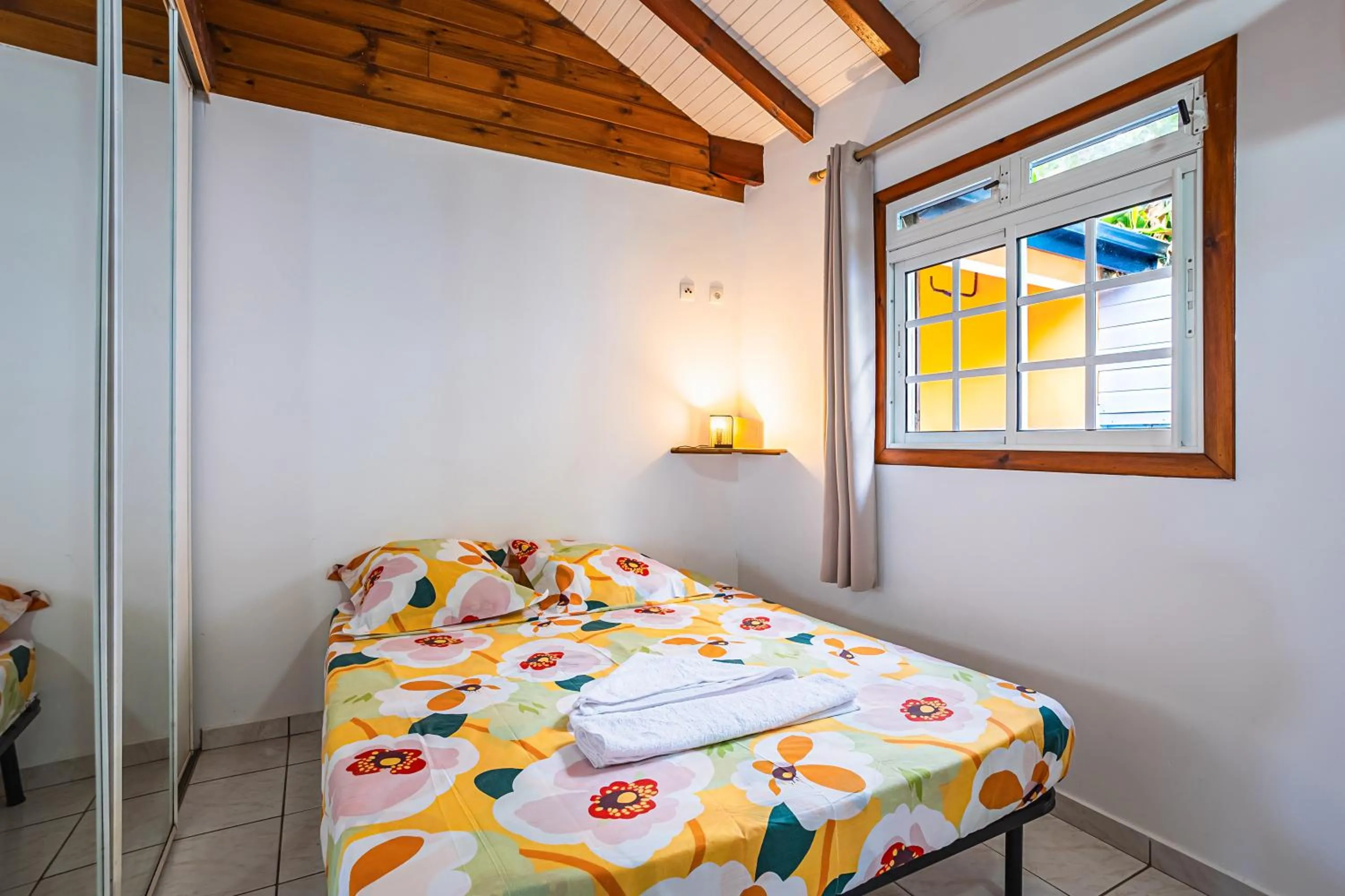 Bed in Villa Sofaia à sainte-rose, 9 pers, 3 chambres, vue mer et montagne, piscine privée