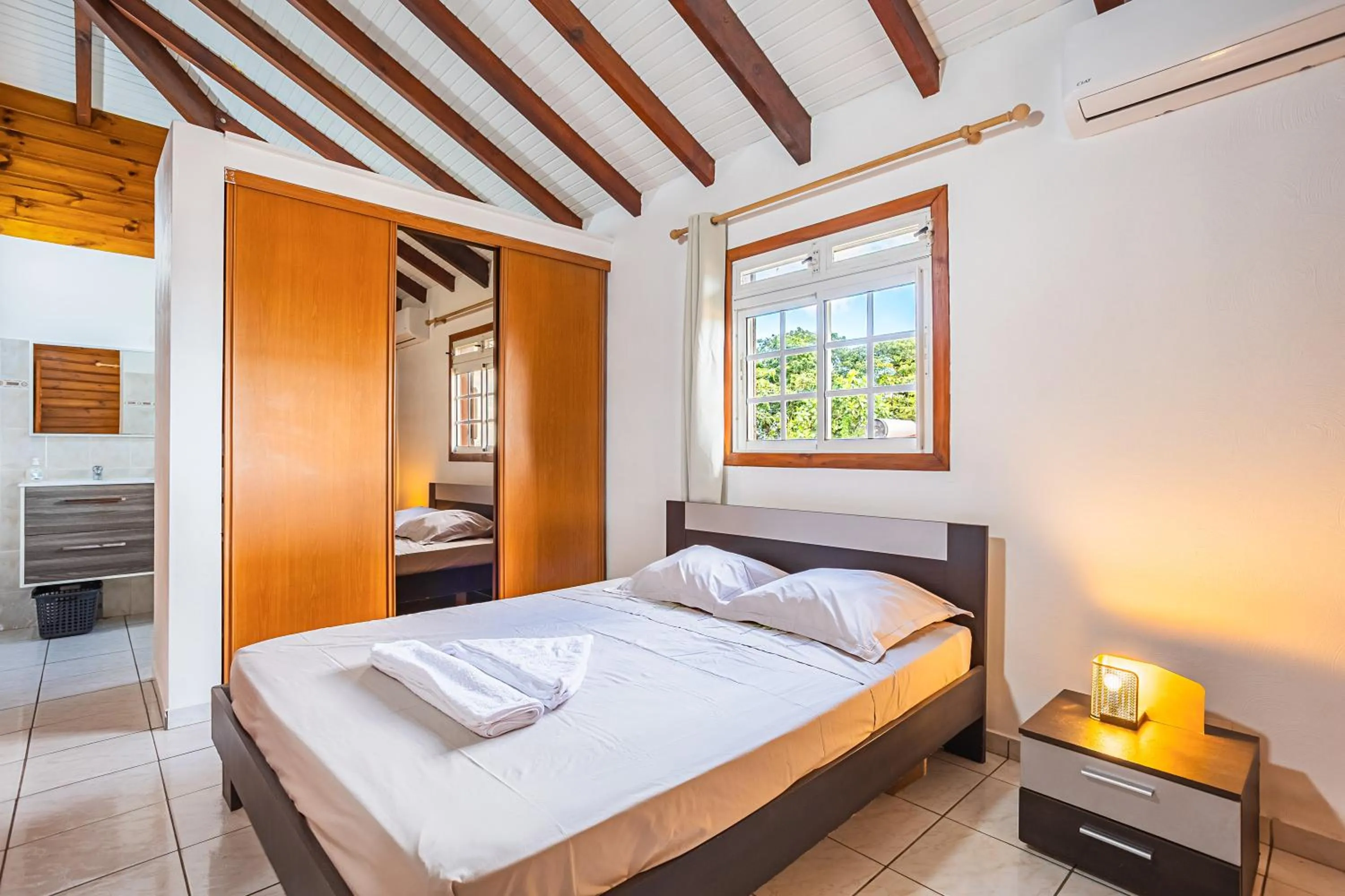 Bed in Villa Sofaia à sainte-rose, 9 pers, 3 chambres, vue mer et montagne, piscine privée