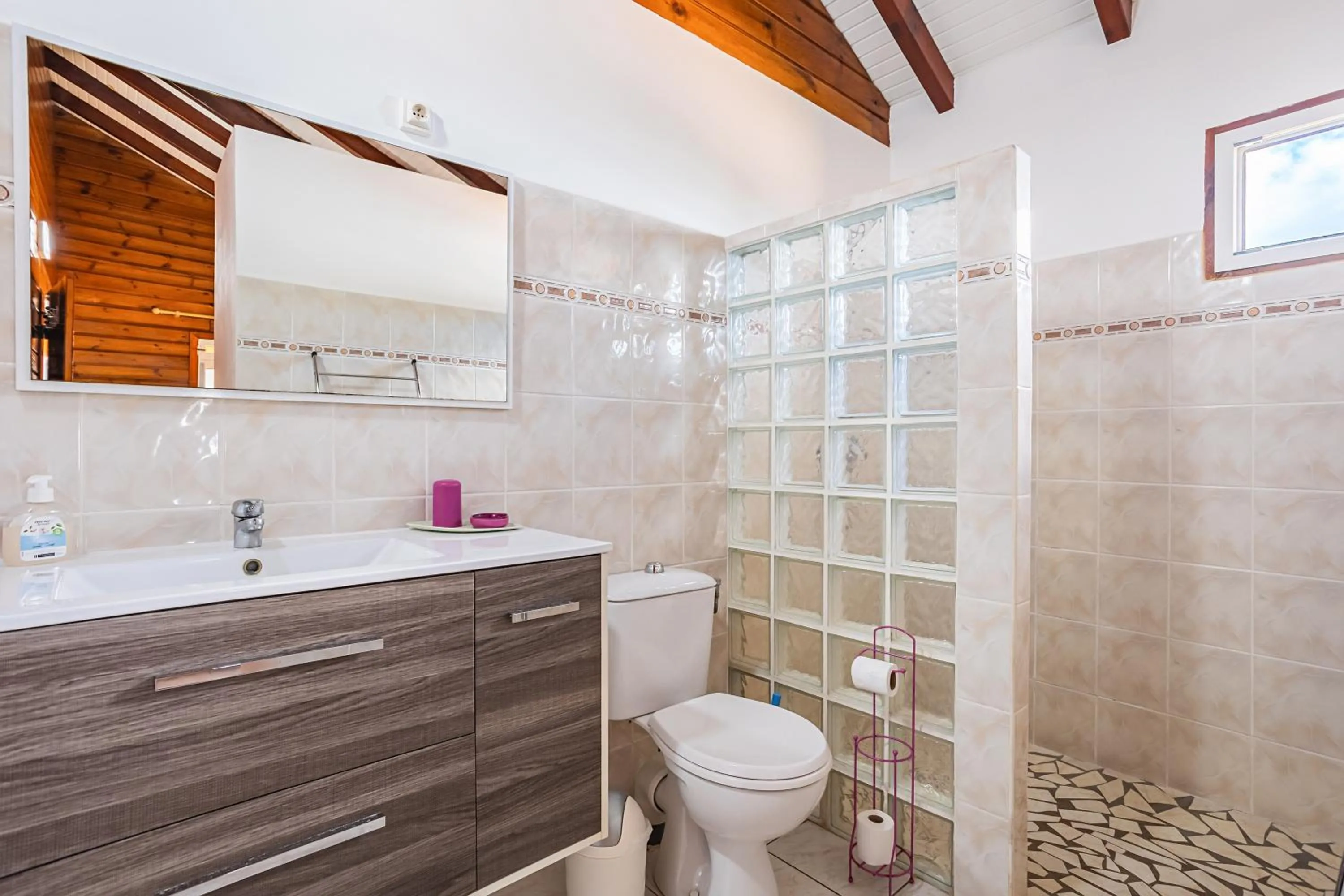 Shower in Villa Sofaia à sainte-rose, 9 pers, 3 chambres, vue mer et montagne, piscine privée
