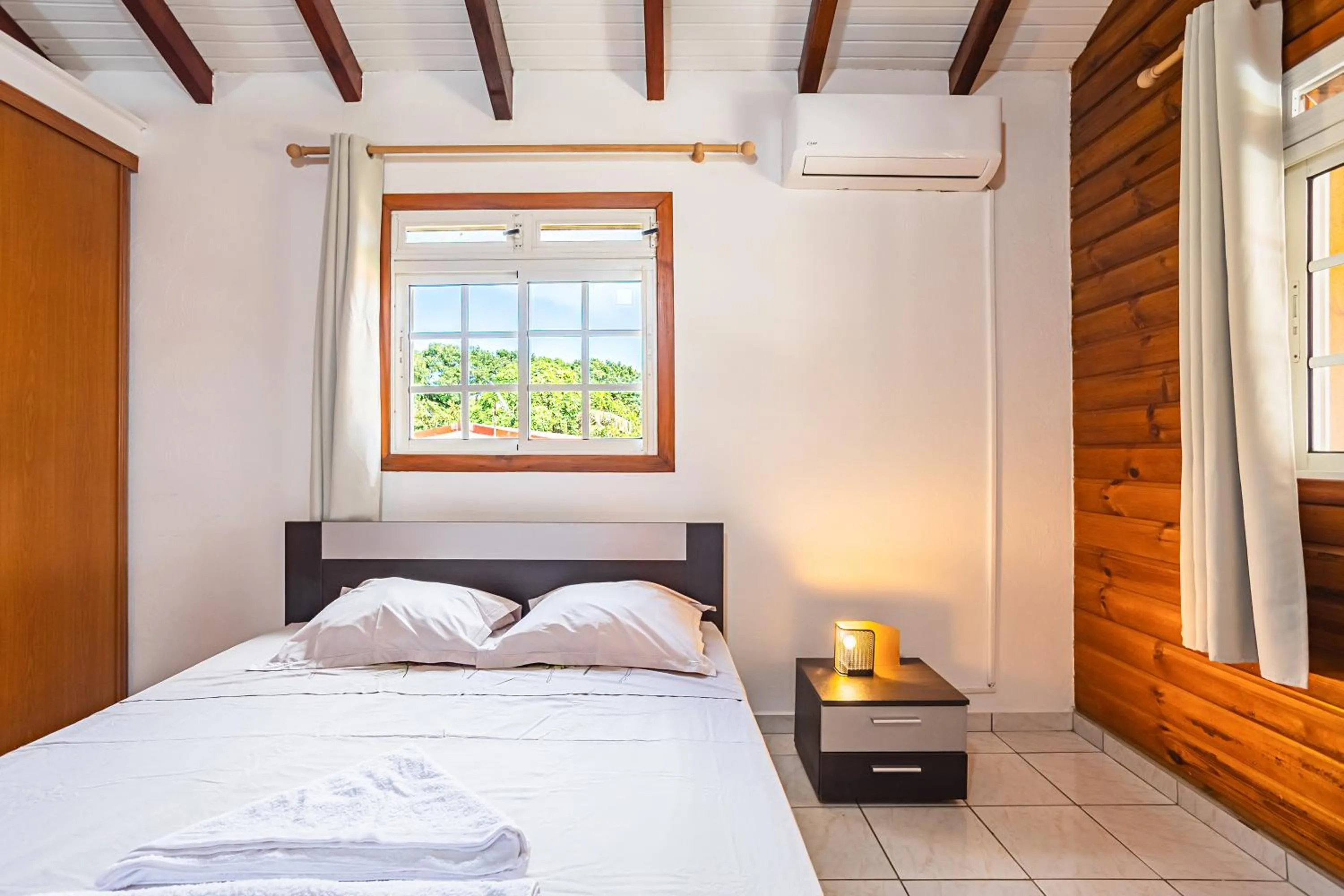 Bed in Villa Sofaia à sainte-rose, 9 pers, 3 chambres, vue mer et montagne, piscine privée