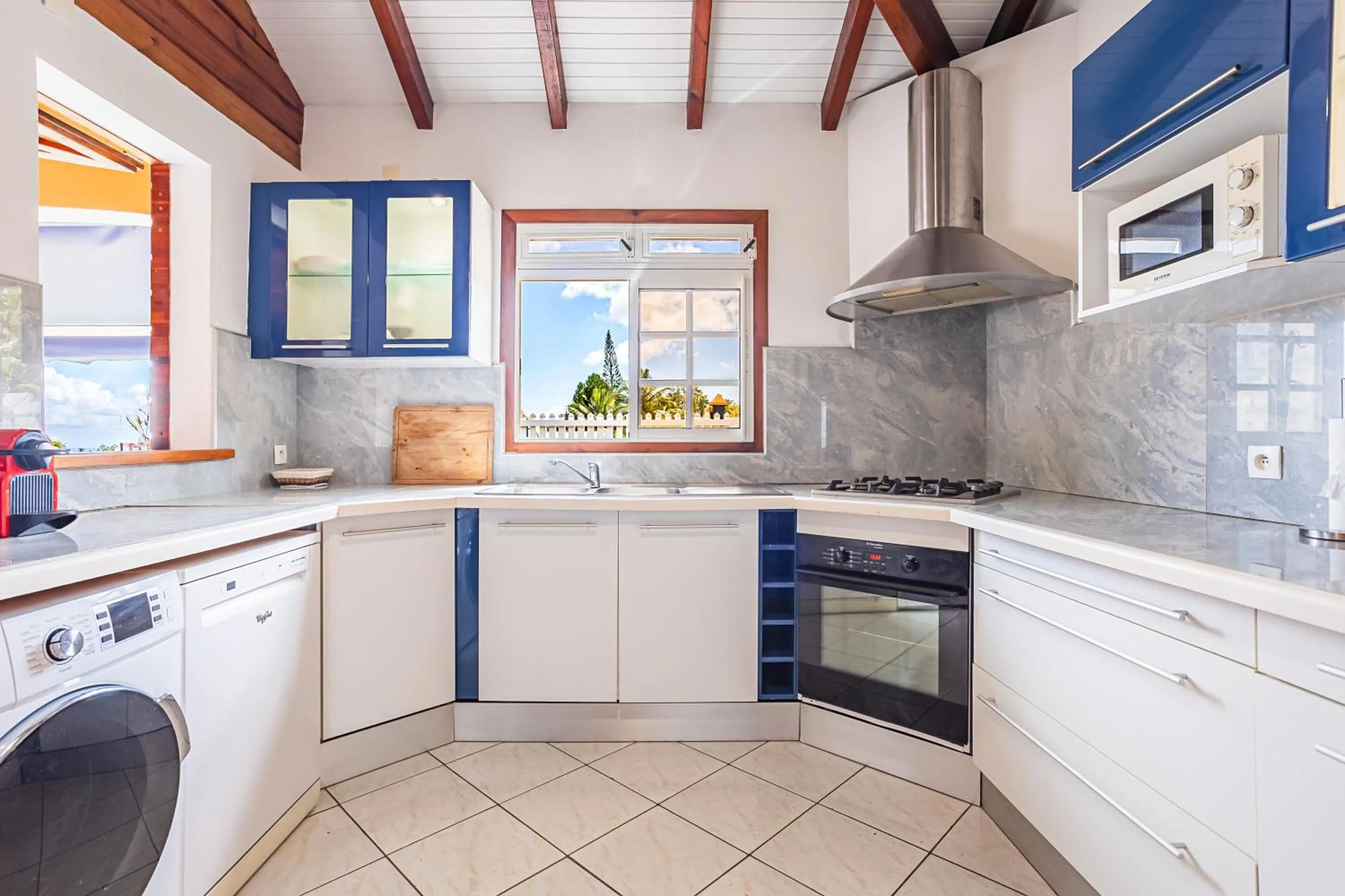 Kitchen or kitchenette in Villa Sofaia à sainte-rose, 9 pers, 3 chambres, vue mer et montagne, piscine privée