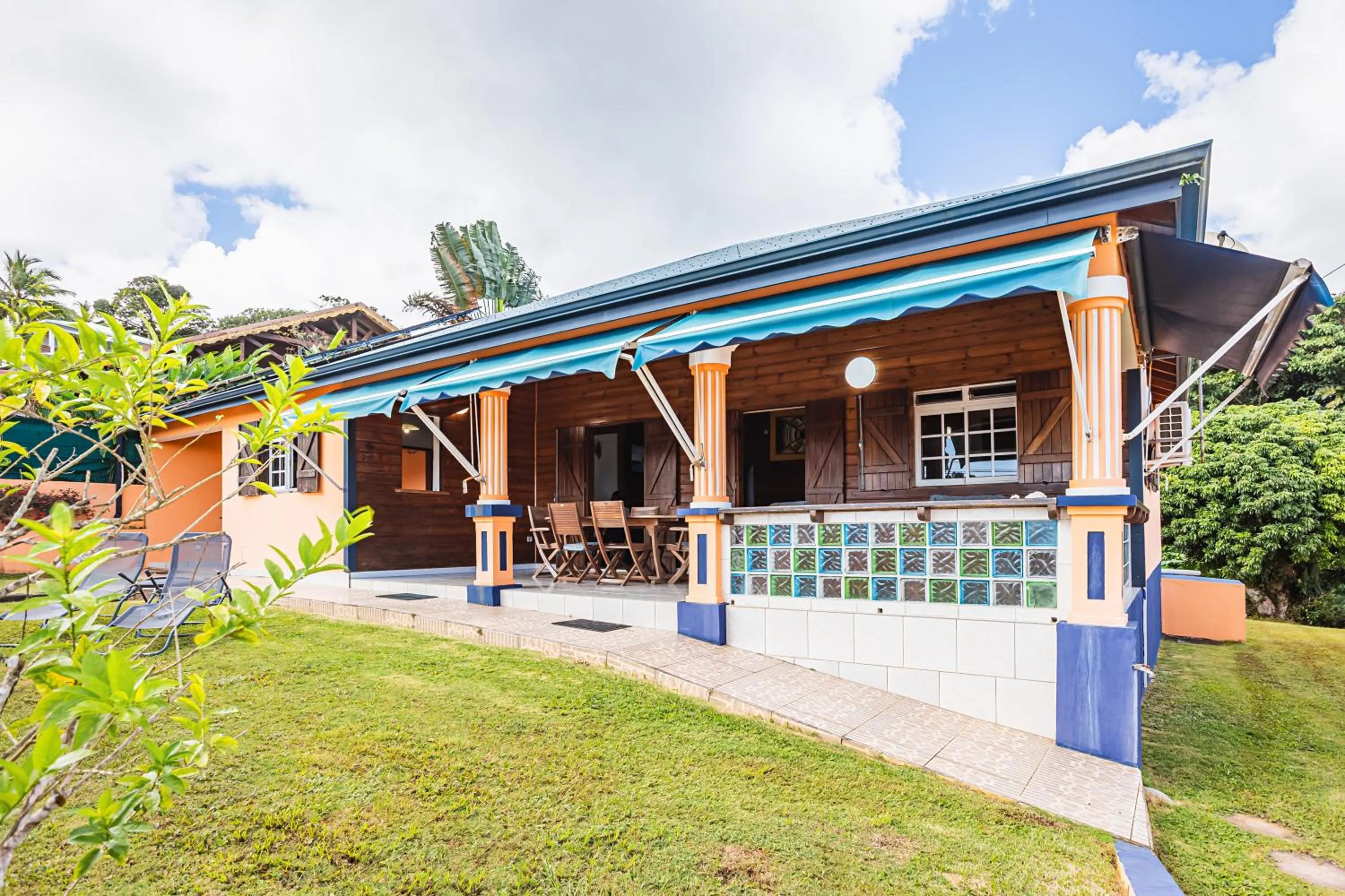 Property building in Villa Sofaia à sainte-rose, 9 pers, 3 chambres, vue mer et montagne, piscine privée