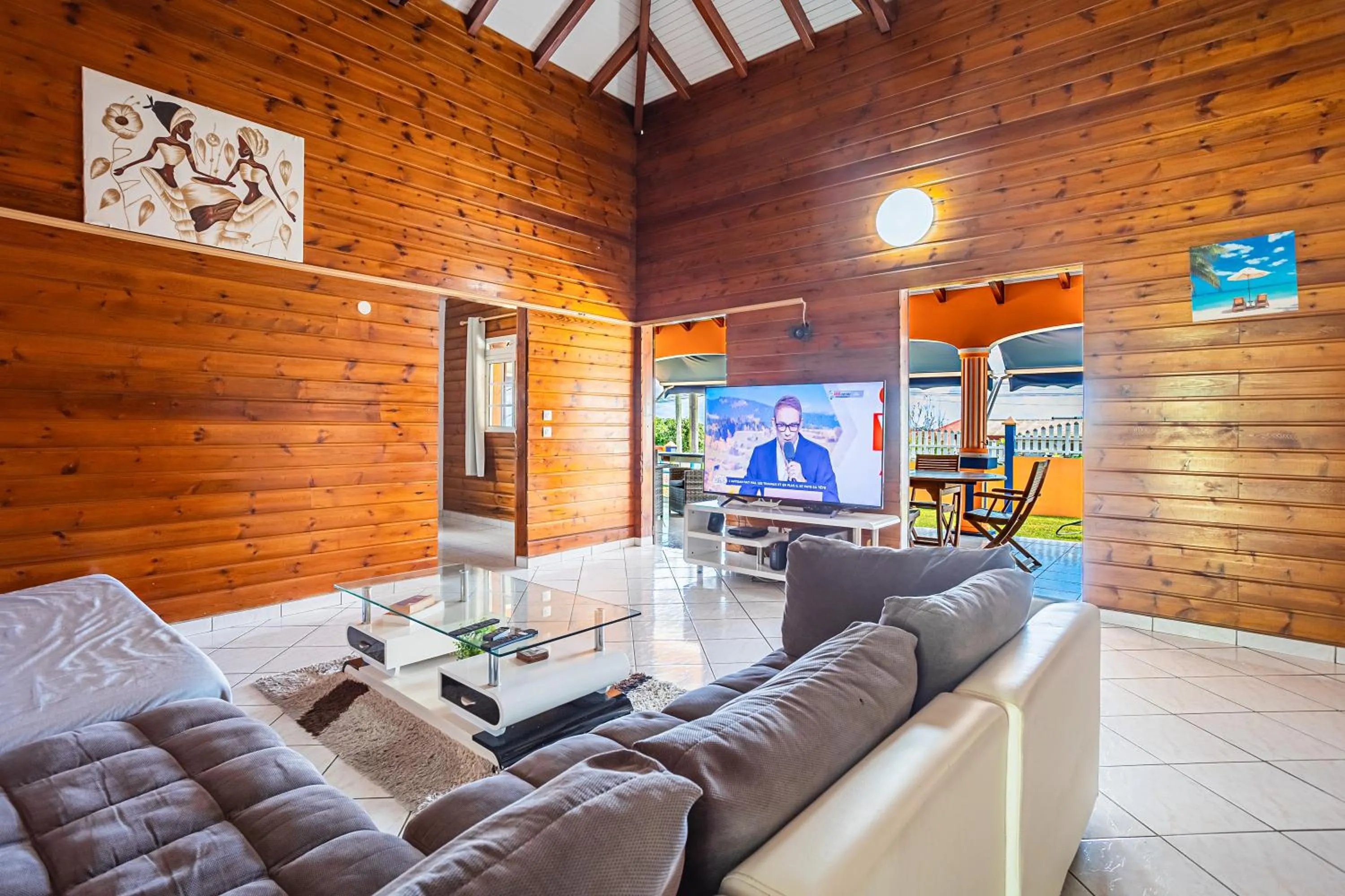 TV and multimedia in Villa Sofaia à sainte-rose, 9 pers, 3 chambres, vue mer et montagne, piscine privée