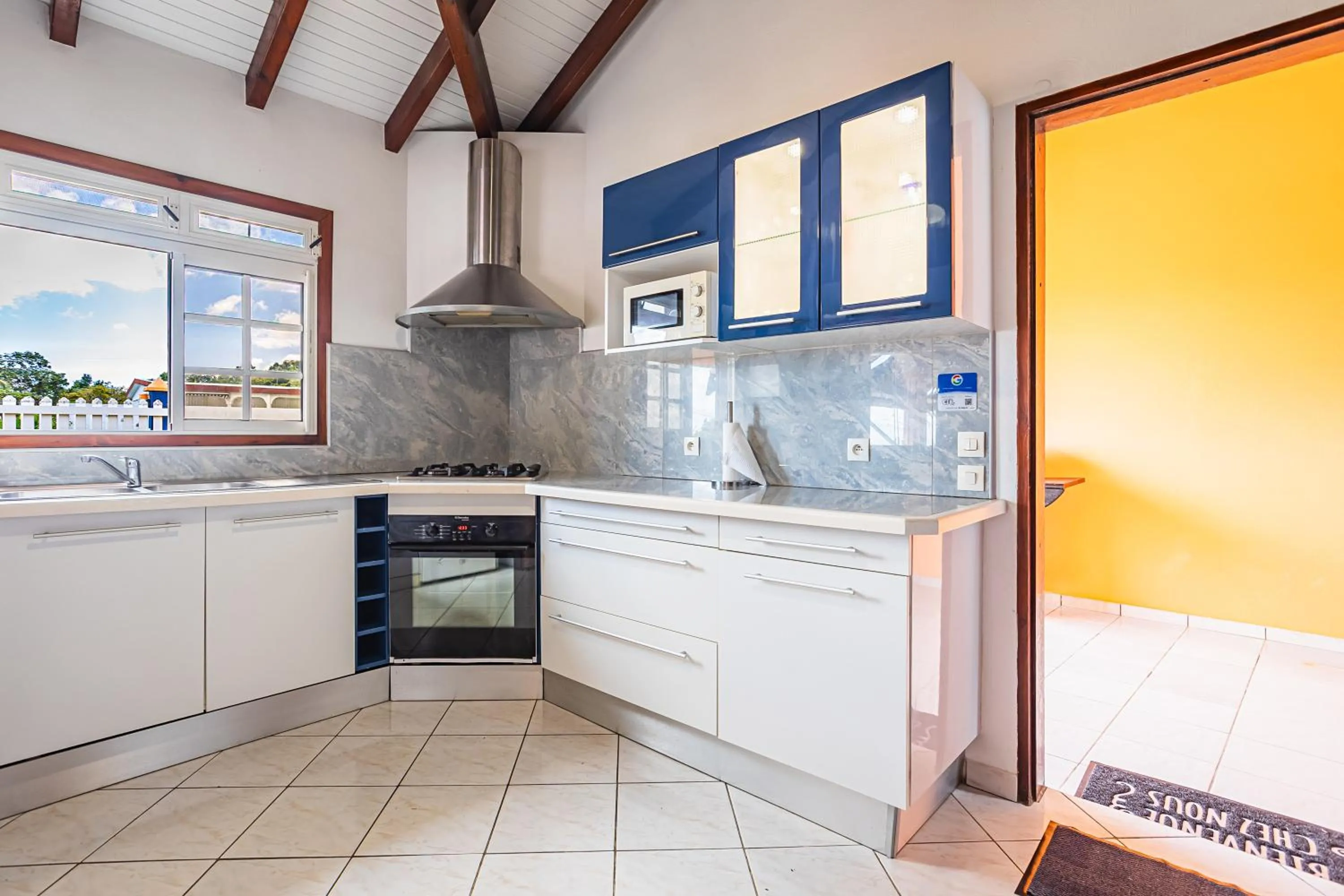 Kitchen or kitchenette in Villa Sofaia à sainte-rose, 9 pers, 3 chambres, vue mer et montagne, piscine privée