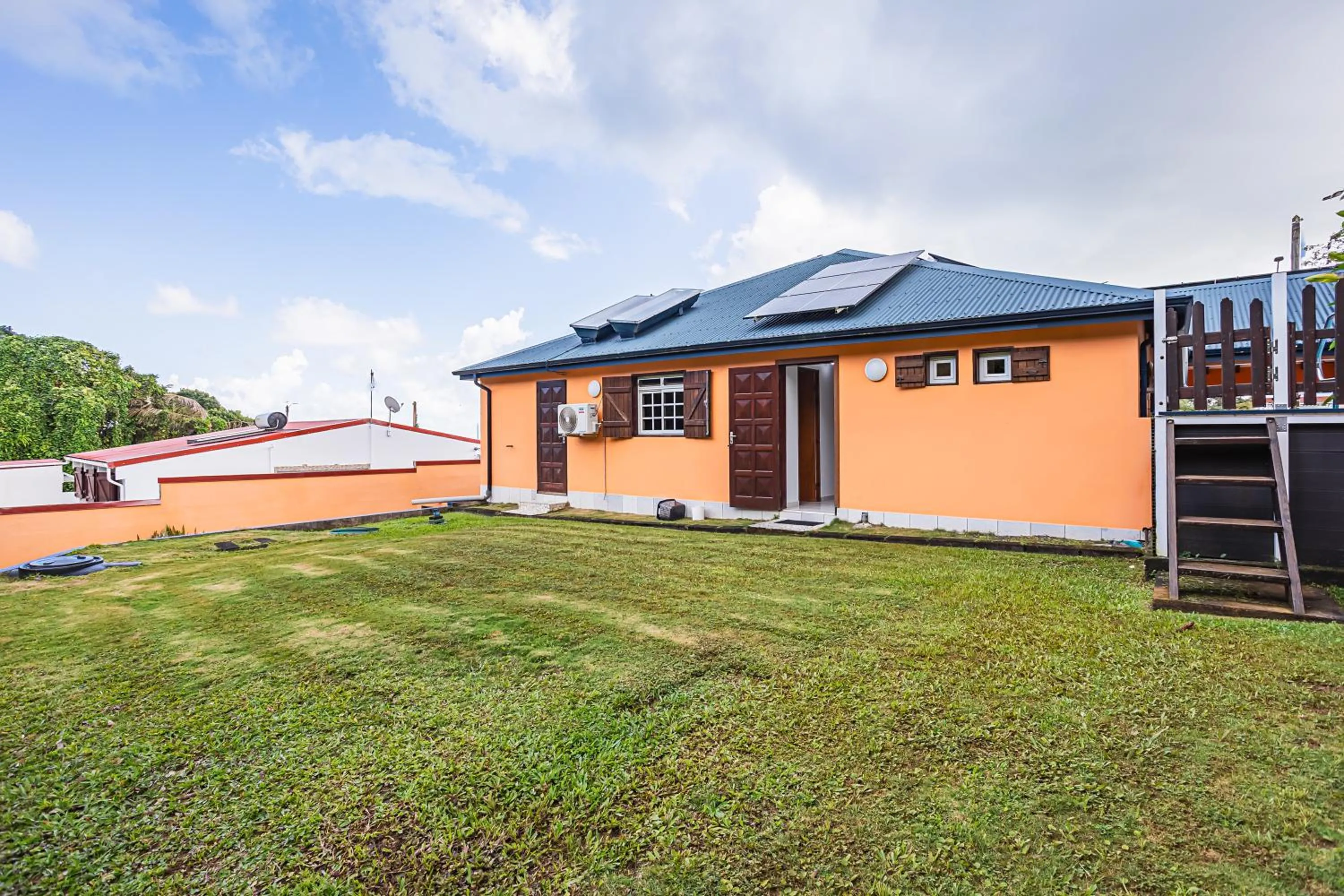 Property building in Villa Sofaia à sainte-rose, 9 pers, 3 chambres, vue mer et montagne, piscine privée