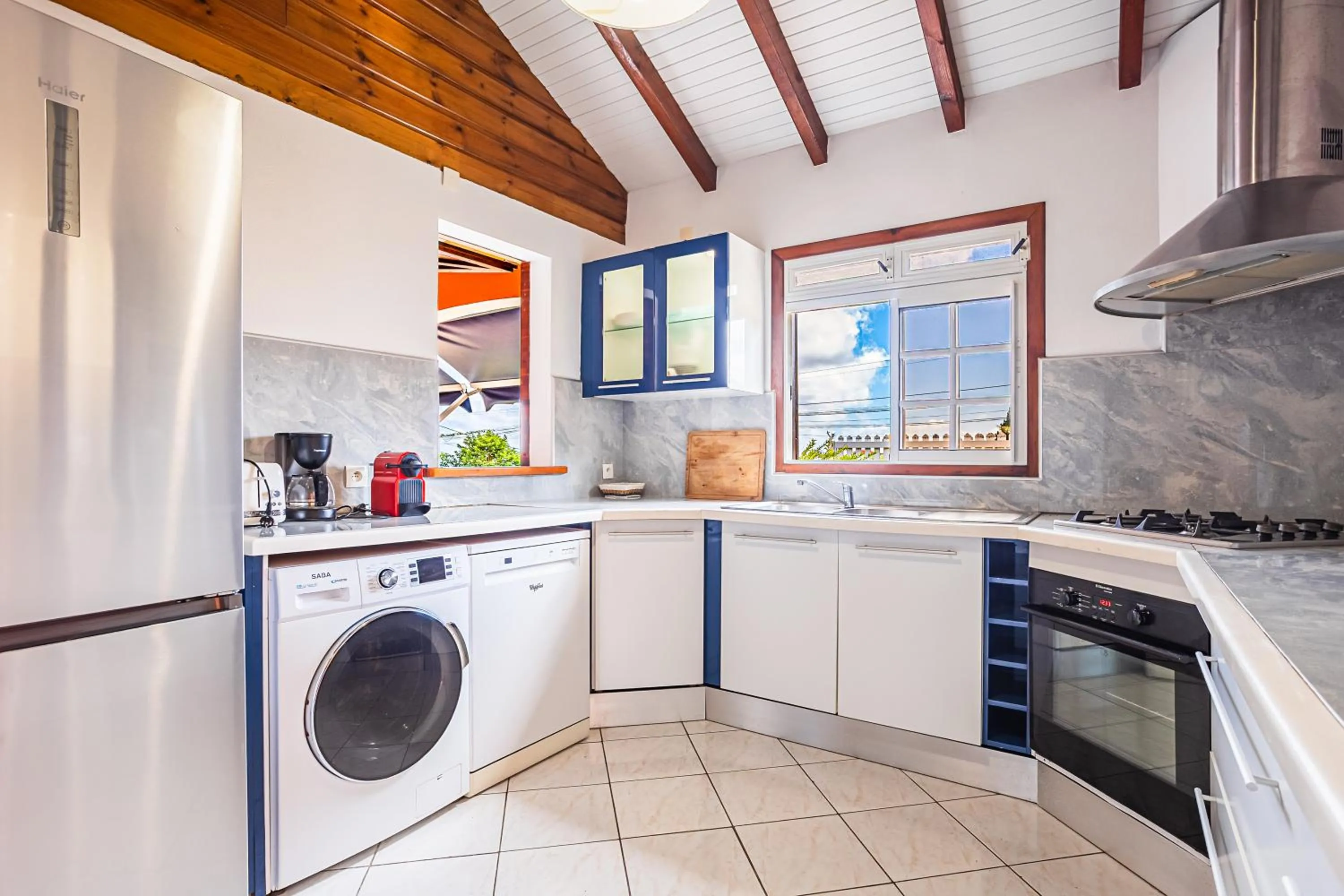 Kitchen or kitchenette in Villa Sofaia à sainte-rose, 9 pers, 3 chambres, vue mer et montagne, piscine privée