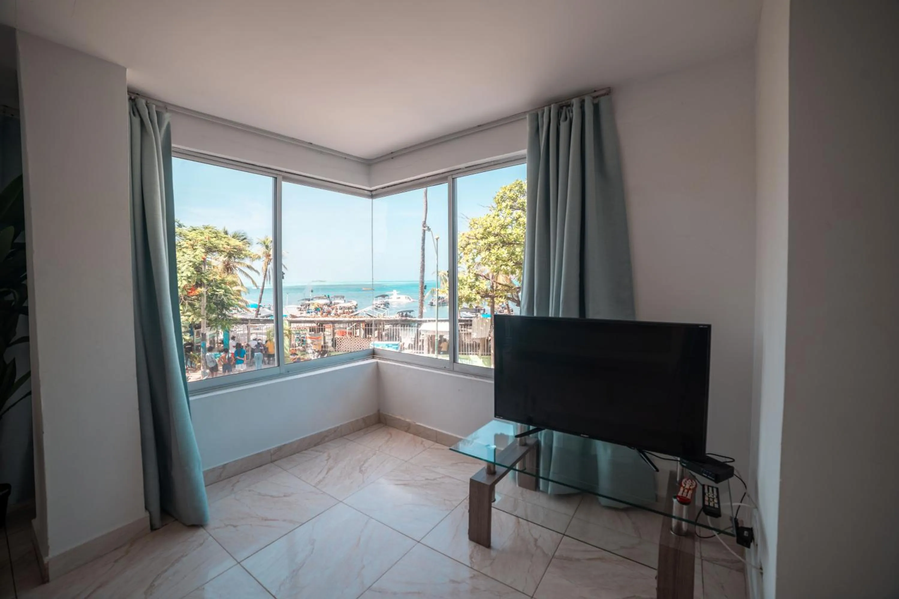 Communal lounge/ TV room in ZOJO MARiNA BAY