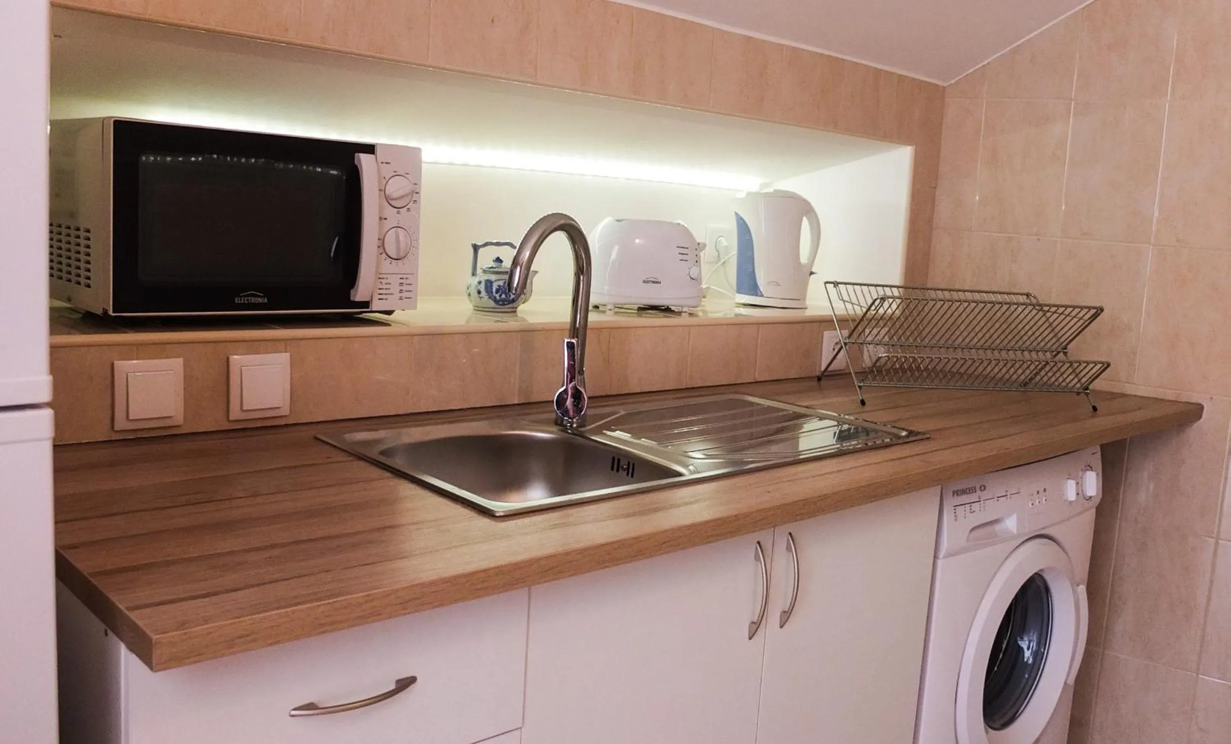 Kitchen or kitchenette in BN GHouse