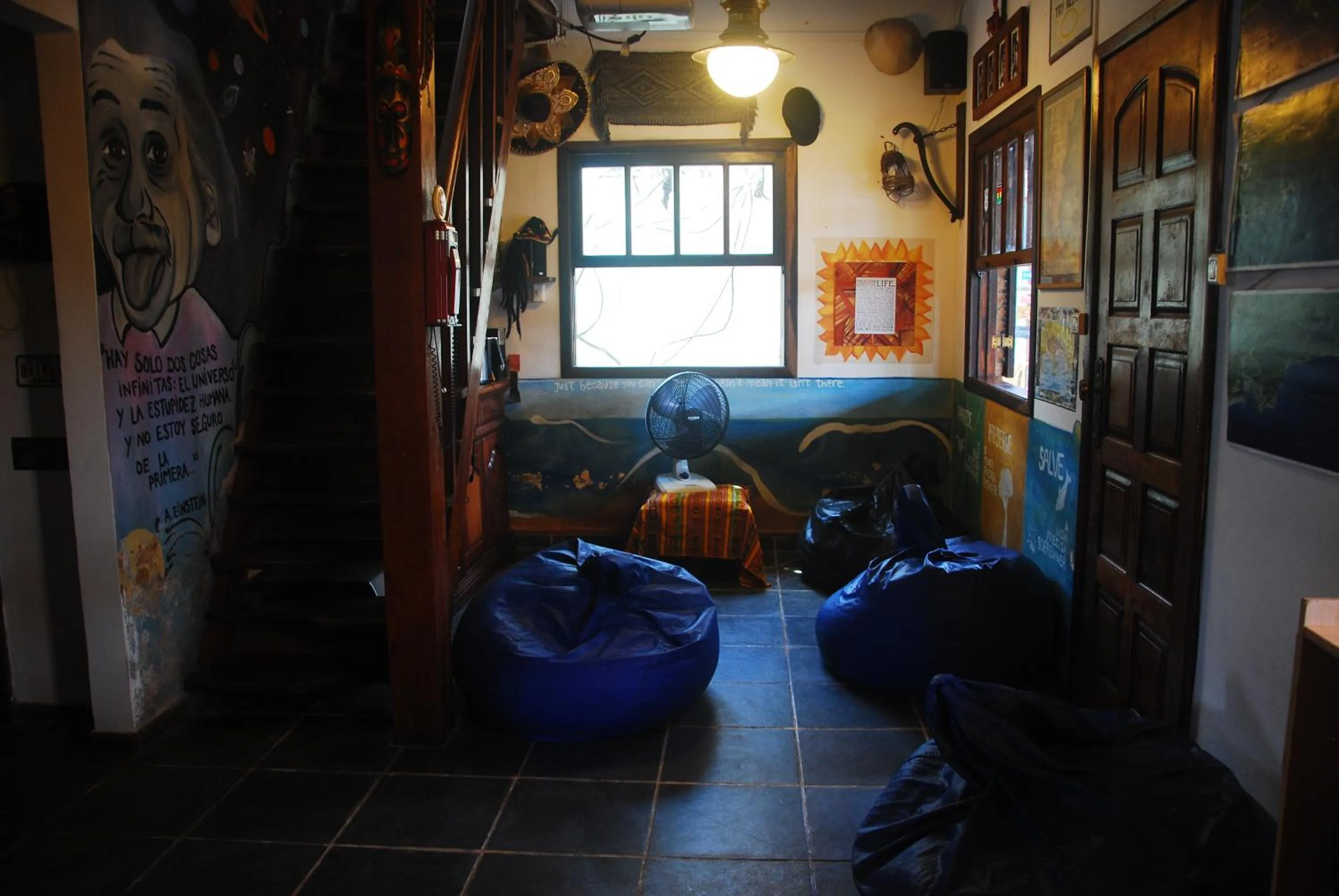 Communal lounge/ TV room in Samblumba Hostel Trindade