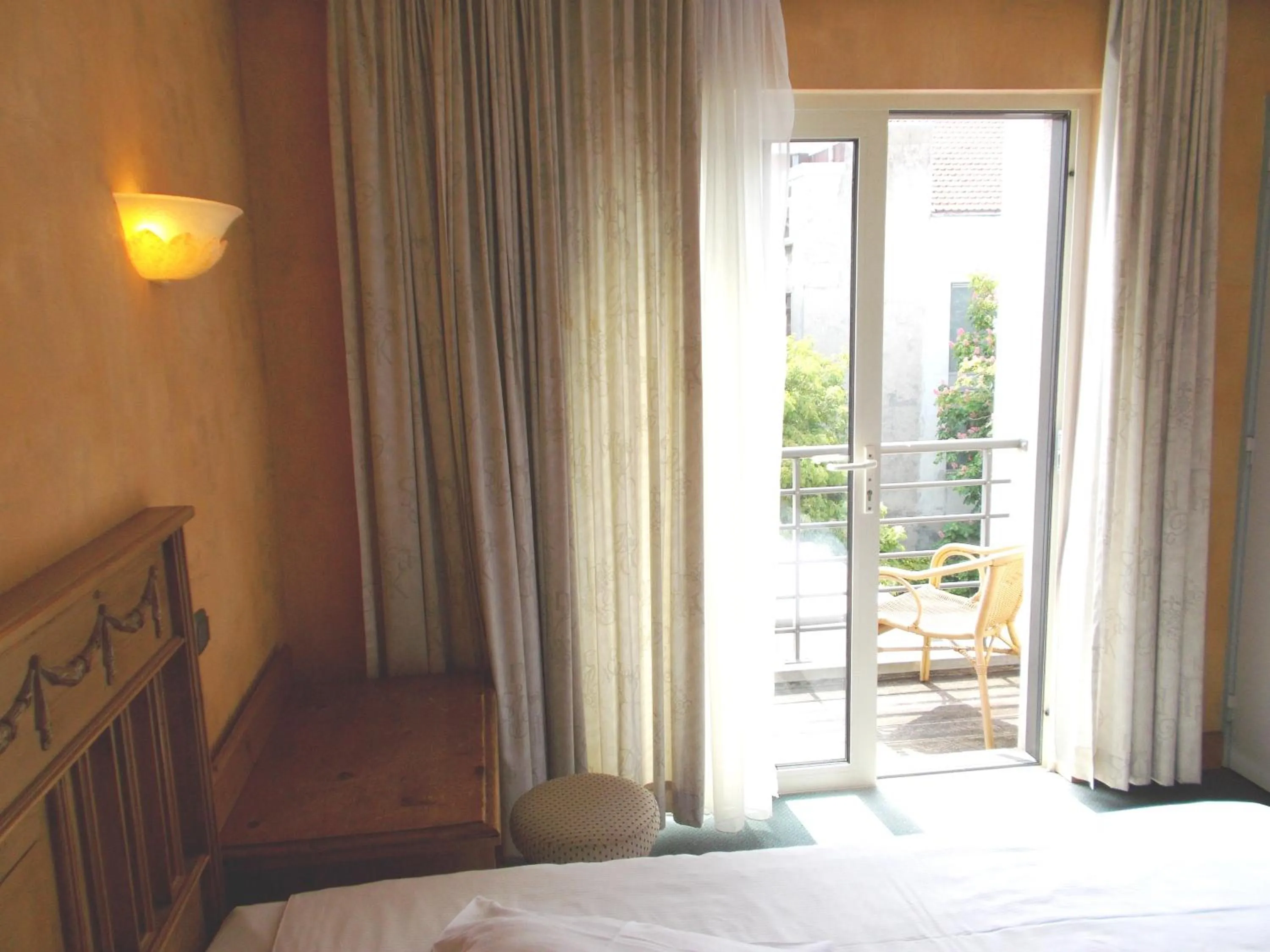 Day, Bed in Hotel Manitoba