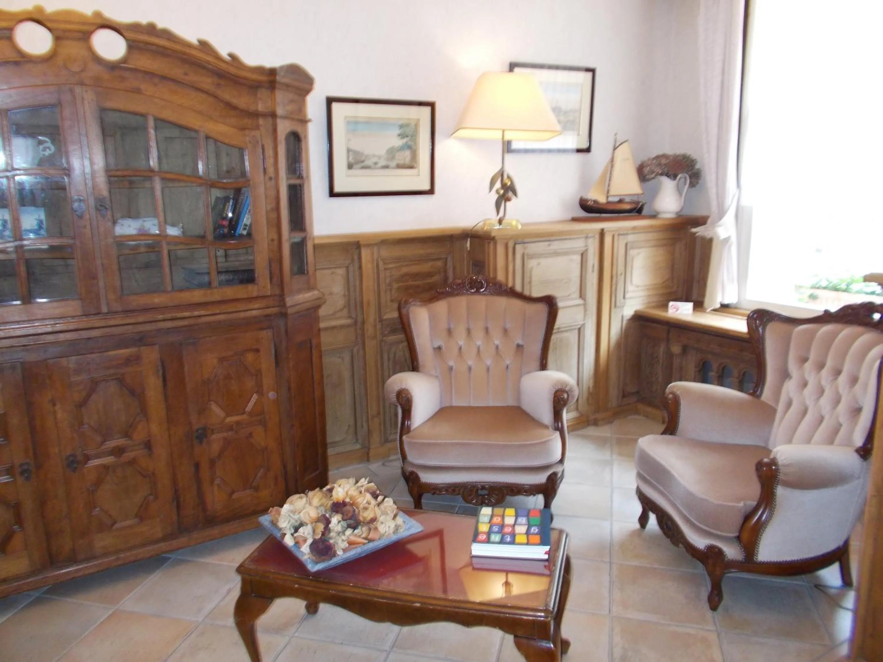 Day in Hotel Manitoba