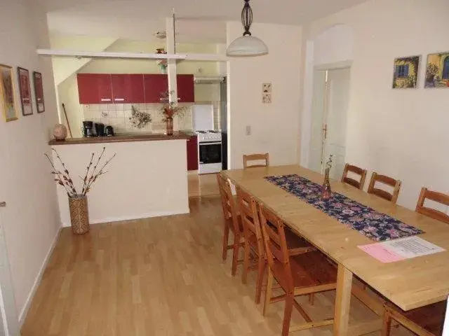 Sehr-schoene-4-Raum-Maisonette-Fewo-mit-110qm-Balkon-zentral-preiswert-T7 Sehr-schoene-4-Raum-Maisonette-Fewo-mit-110qm-Balkon-zentral-preiswert-T7