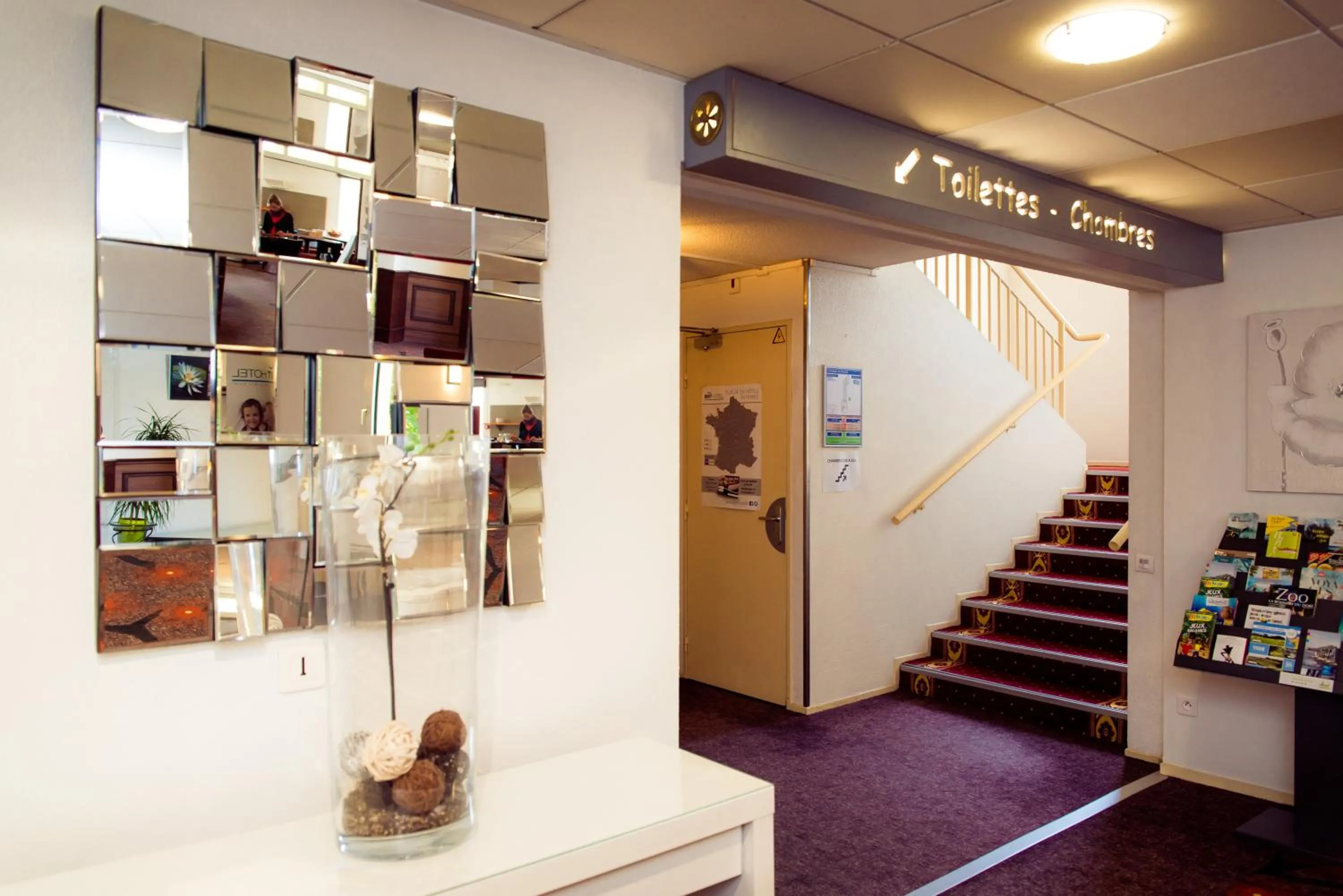 Lobby or reception in Brit Hotel Le Kerann Nantes St Herblain - Zac De La Lorie