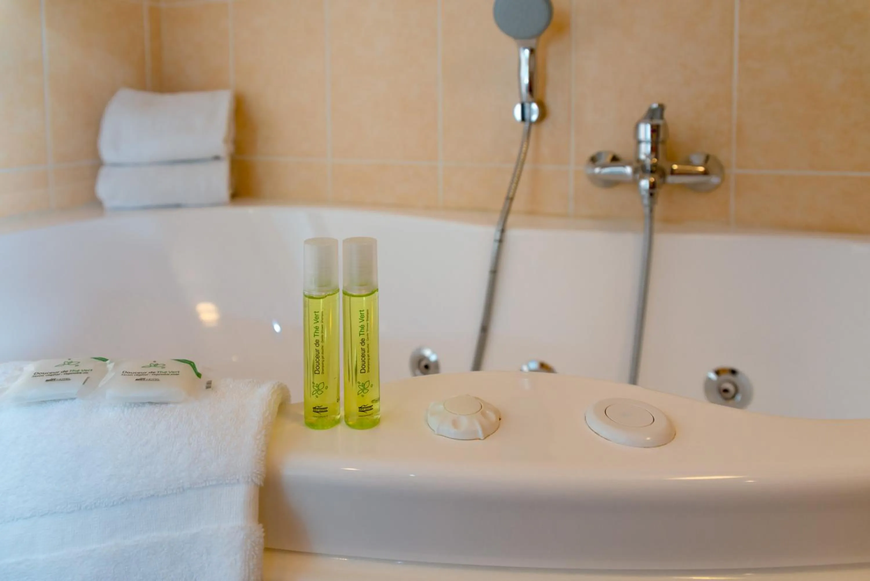 Bath in Brit Hotel Le Kerann Nantes St Herblain - Zac De La Lorie