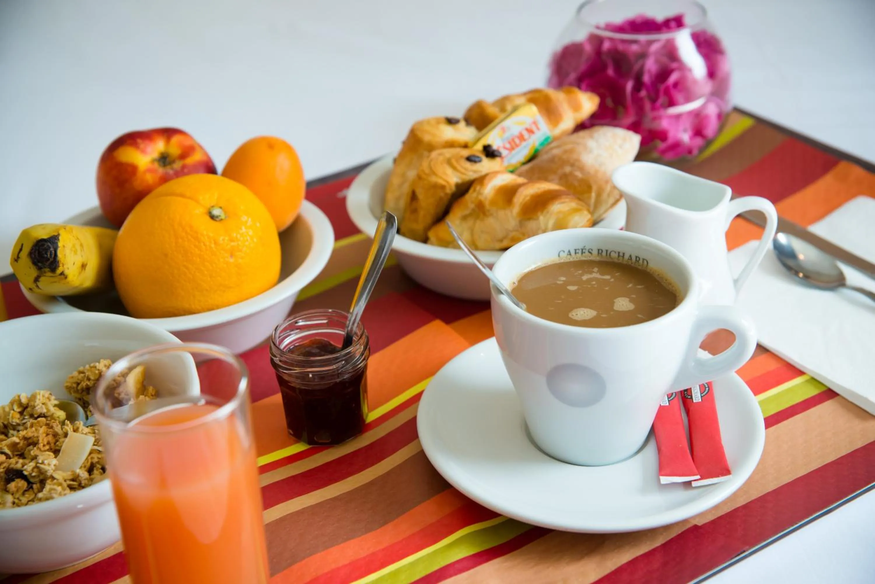 Breakfast in Brit Hotel Le Kerann Nantes St Herblain - Zac De La Lorie