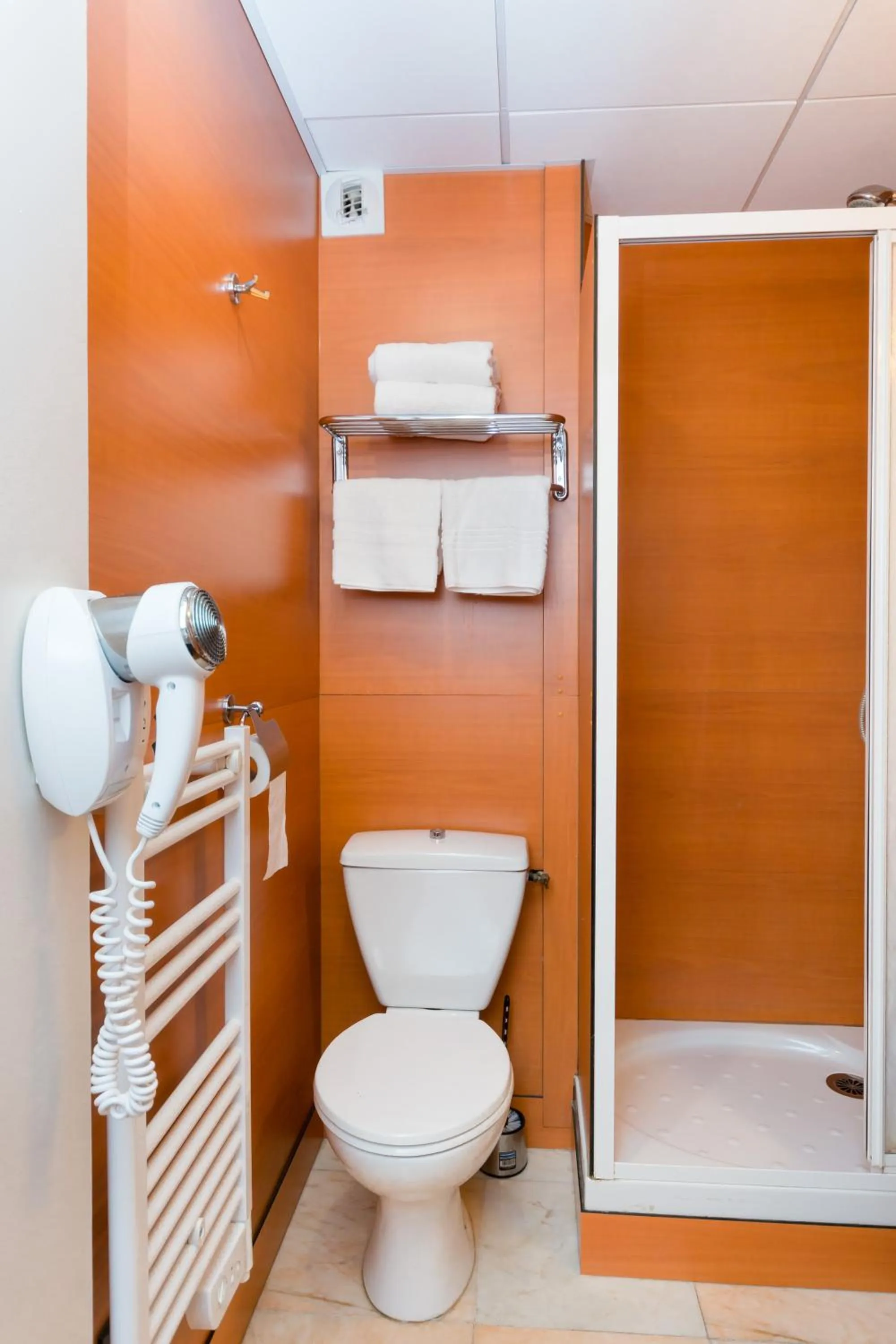 Shower in Brit Hotel Le Kerann Nantes St Herblain - Zac De La Lorie