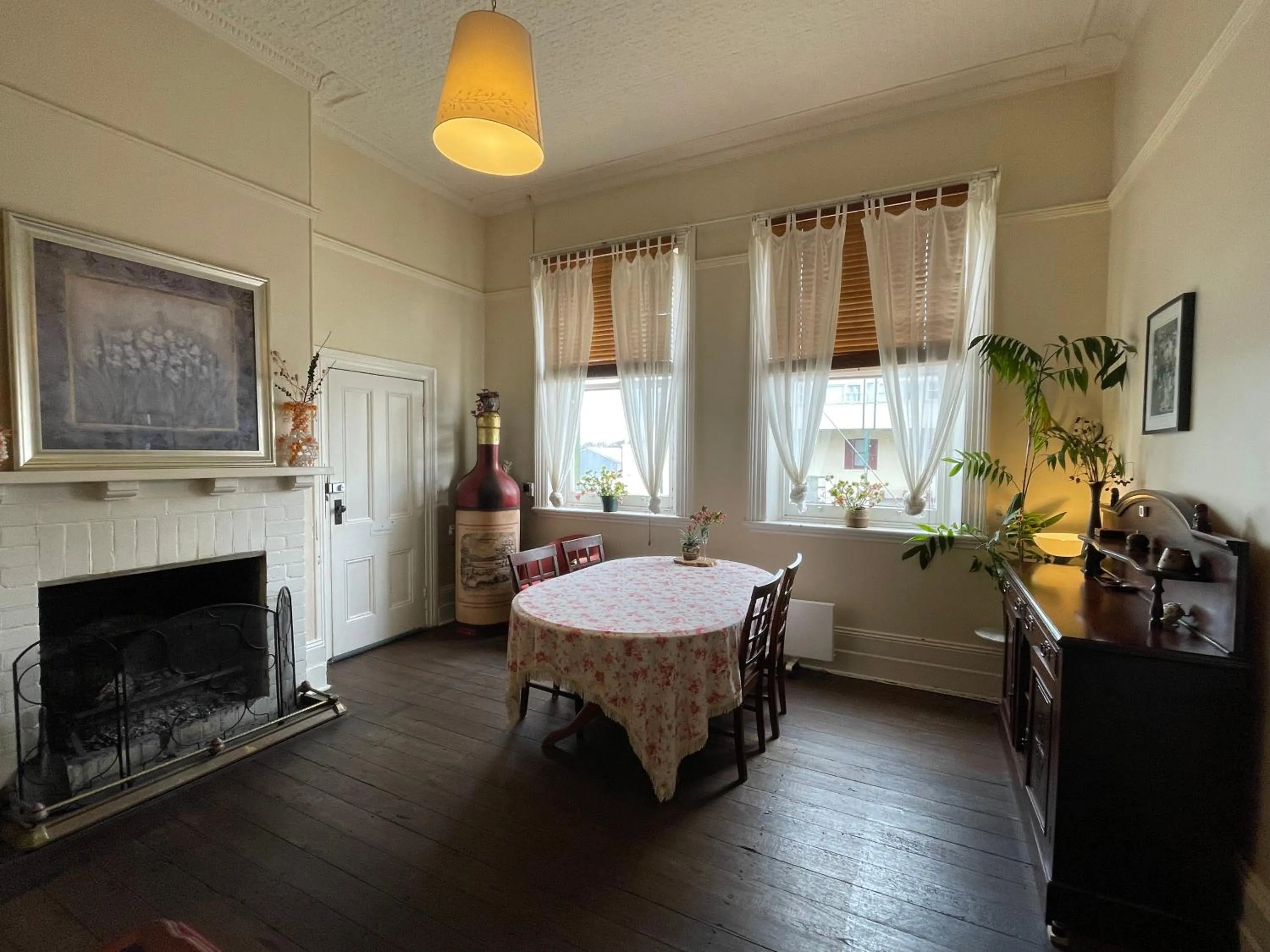Dining area in The Bank Guesthouse Glen Innes