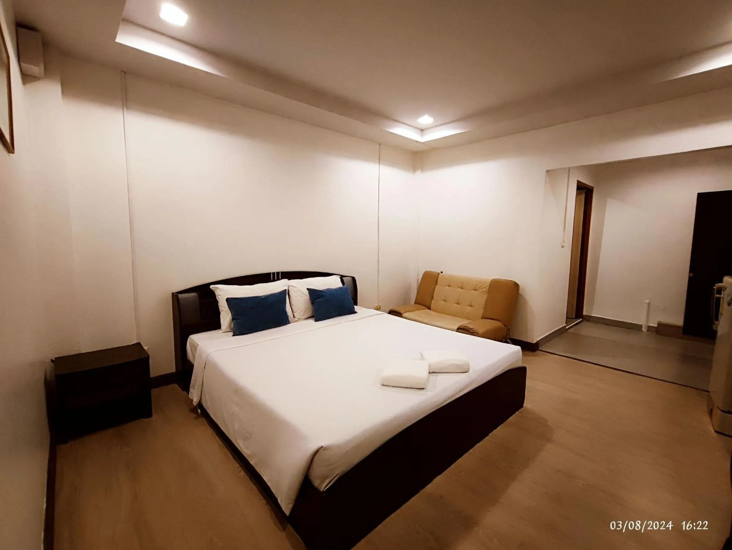 Bed in Smile Court Pattaya by Mike Group