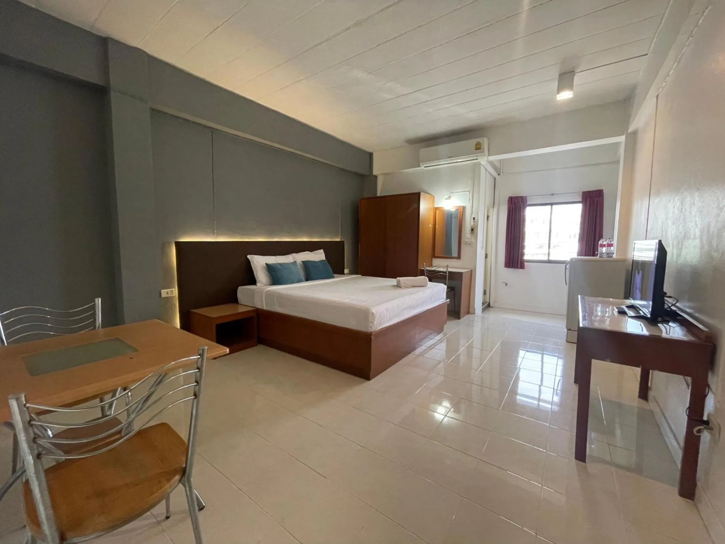 Photo of the whole room, Bed in Smile Court Pattaya by Mike Group