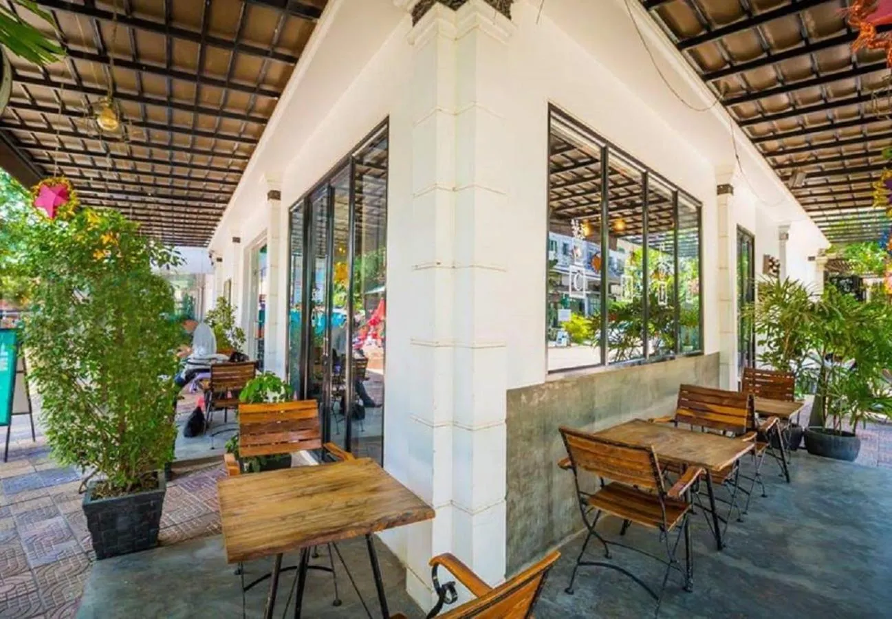 Restaurant/places to eat in Le Water Villa