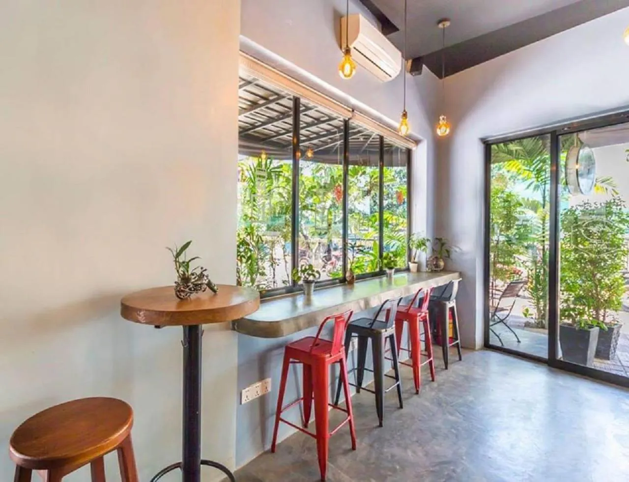 Restaurant/places to eat in Le Water Villa