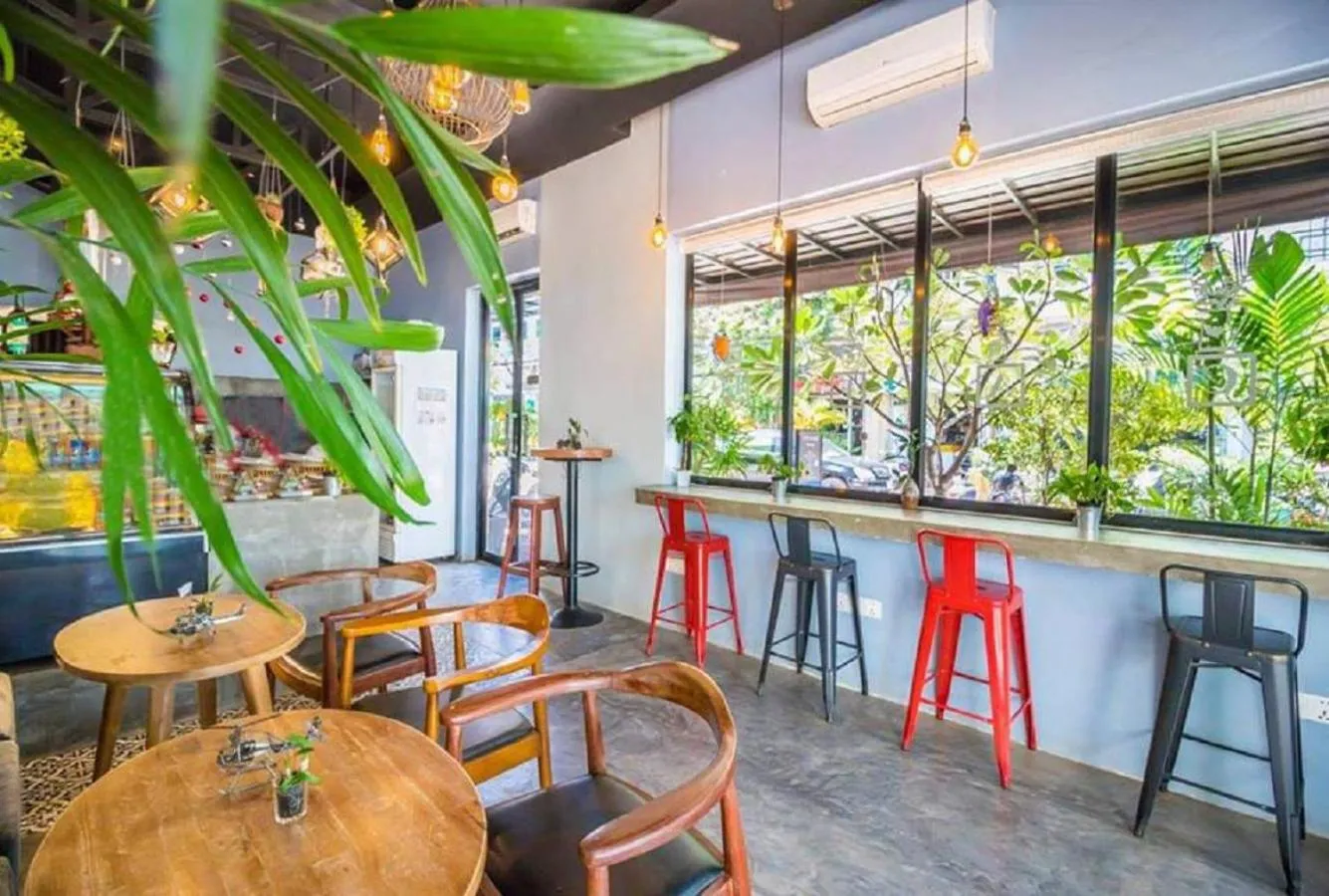 Restaurant/places to eat in Le Water Villa