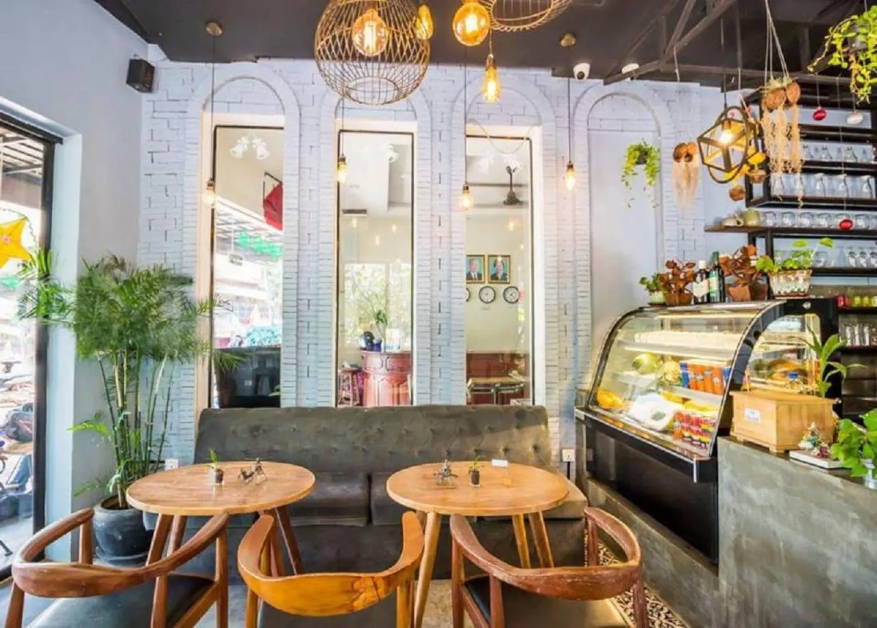 Restaurant/places to eat in Le Water Villa