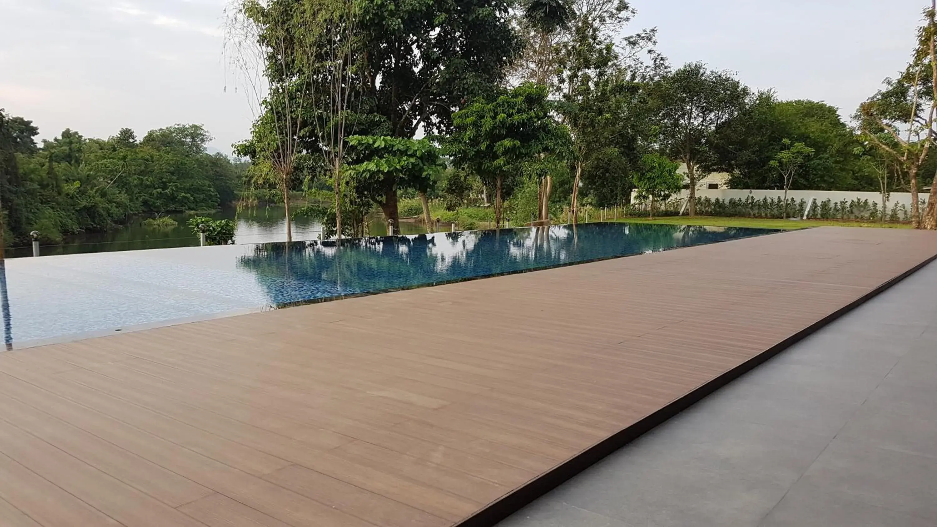 Swimming pool in Riverawan Hotel Swimming pool in Riverawan Hotel