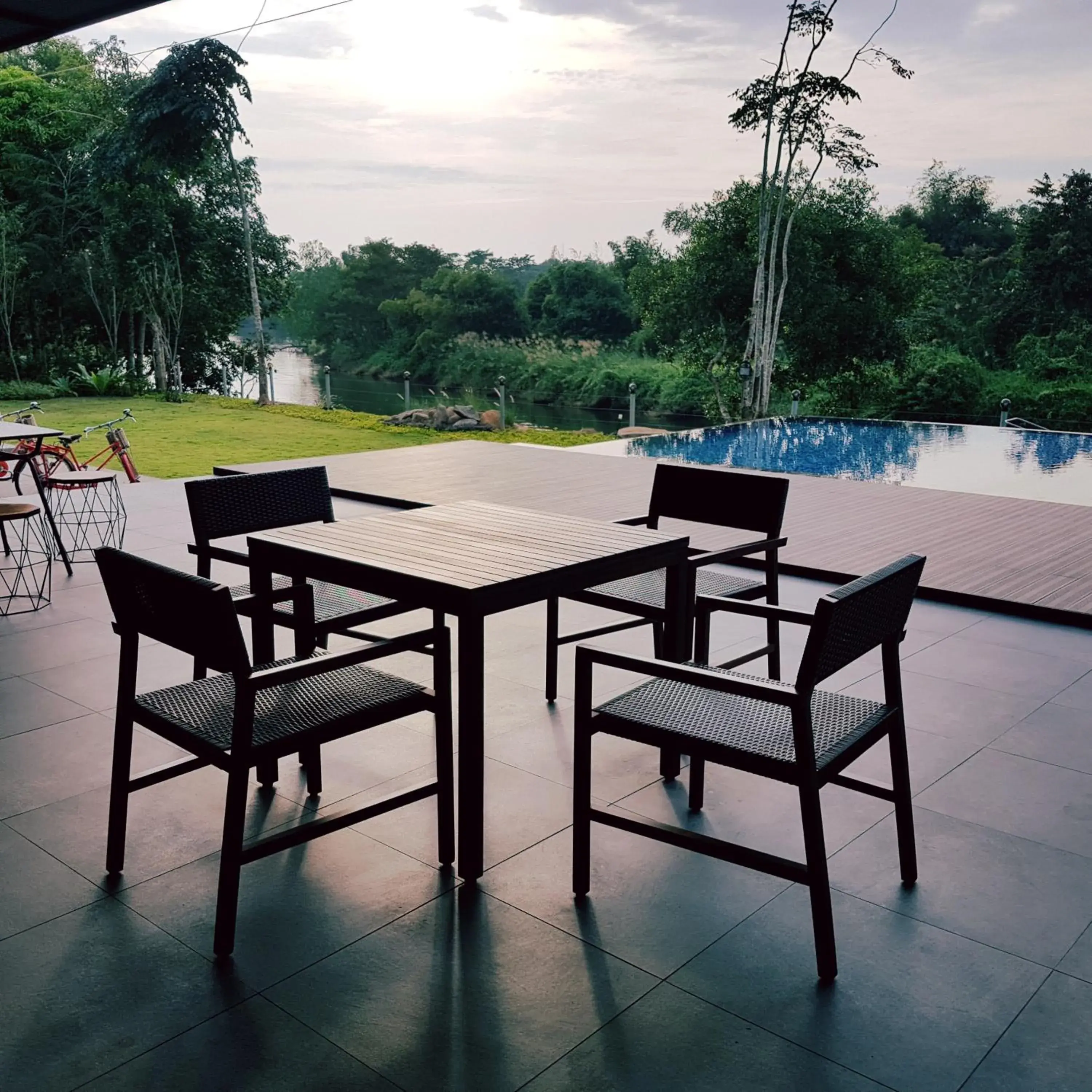 Restaurant/places to eat in Riverawan Hotel Restaurant/places to eat in Riverawan Hotel