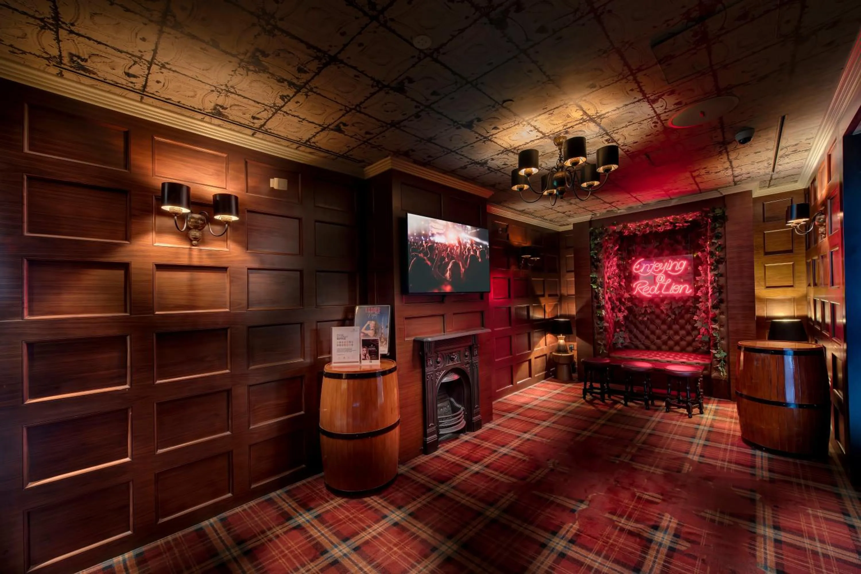 Restaurant/places to eat, Bed in Metropolitan Hotel Dubai